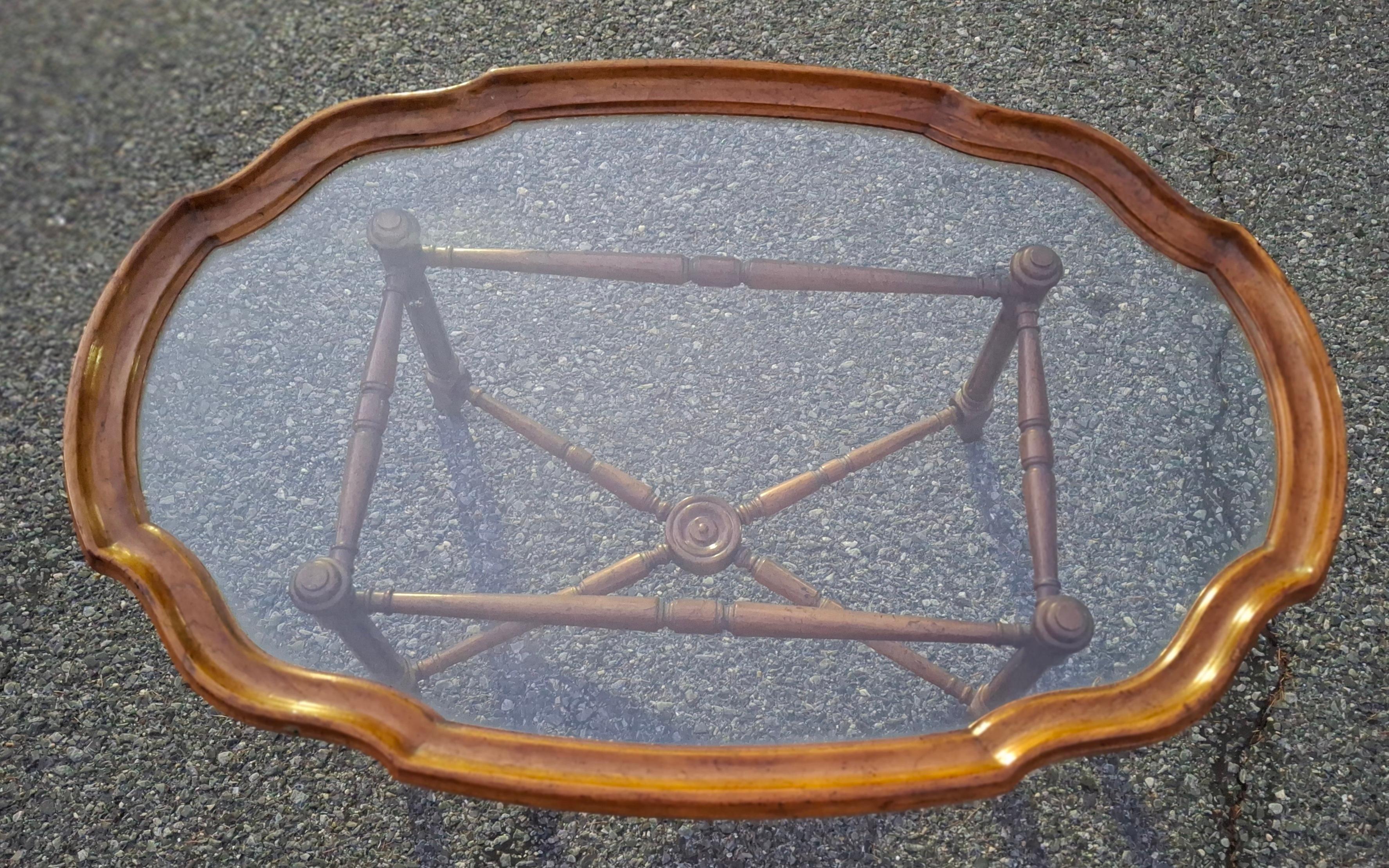 Table à café à plateau en verre festonné en faux bambou de bois de fruitier Heritage Furniture Bon état - En vente à Germantown, MD