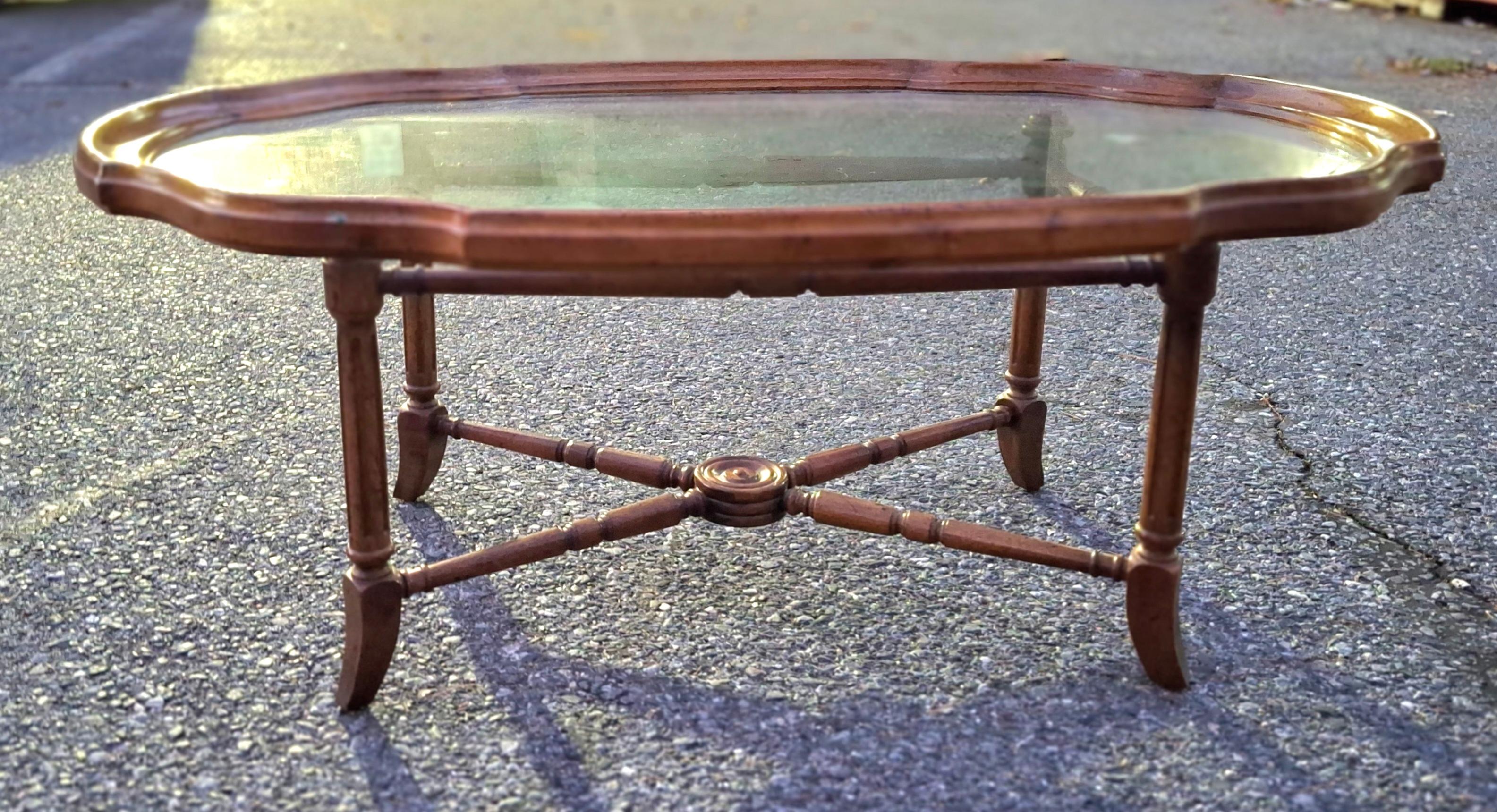 20ième siècle Table à café à plateau en verre festonné en faux bambou de bois de fruitier Heritage Furniture en vente