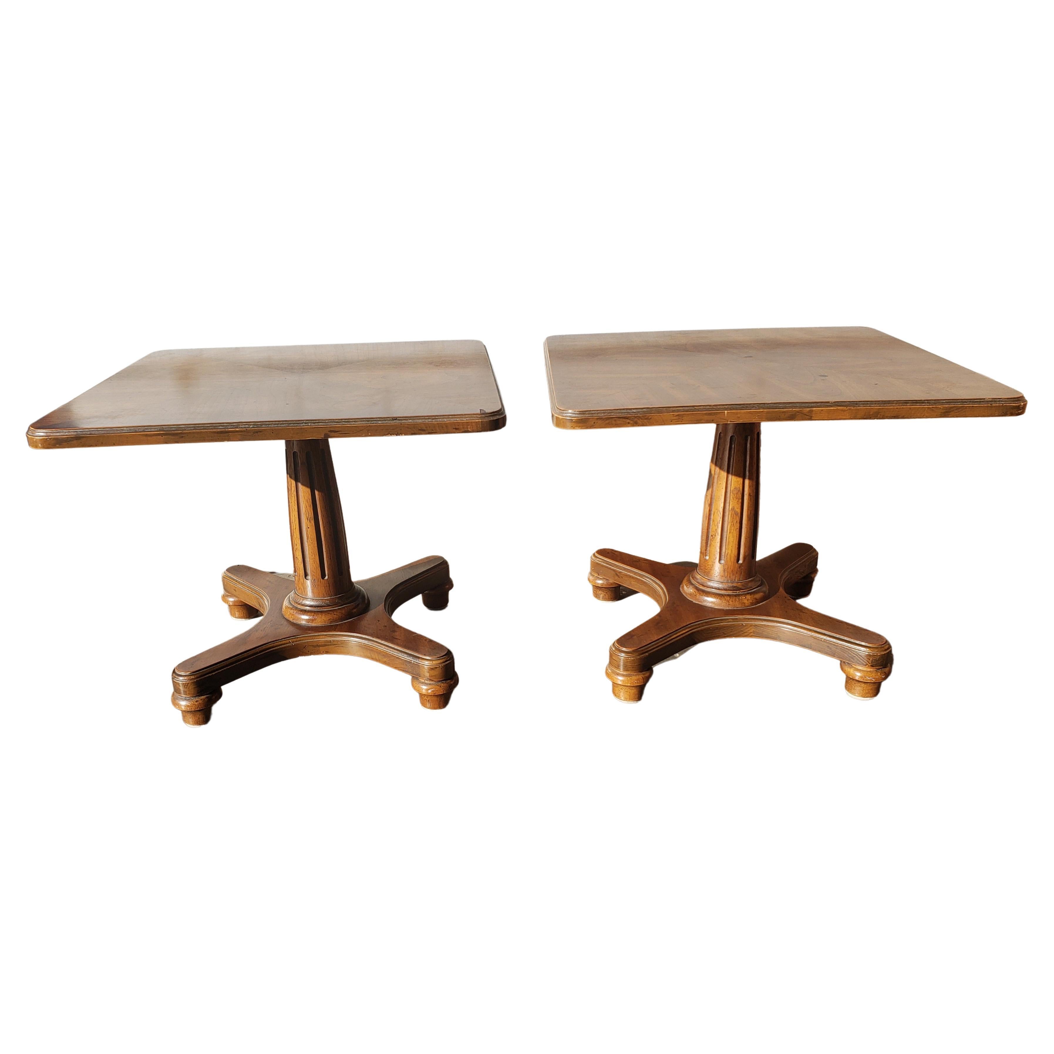 Mesas auxiliares de pedestal con tapa de nogal Heritage Furniture, circa 1967 en venta 1