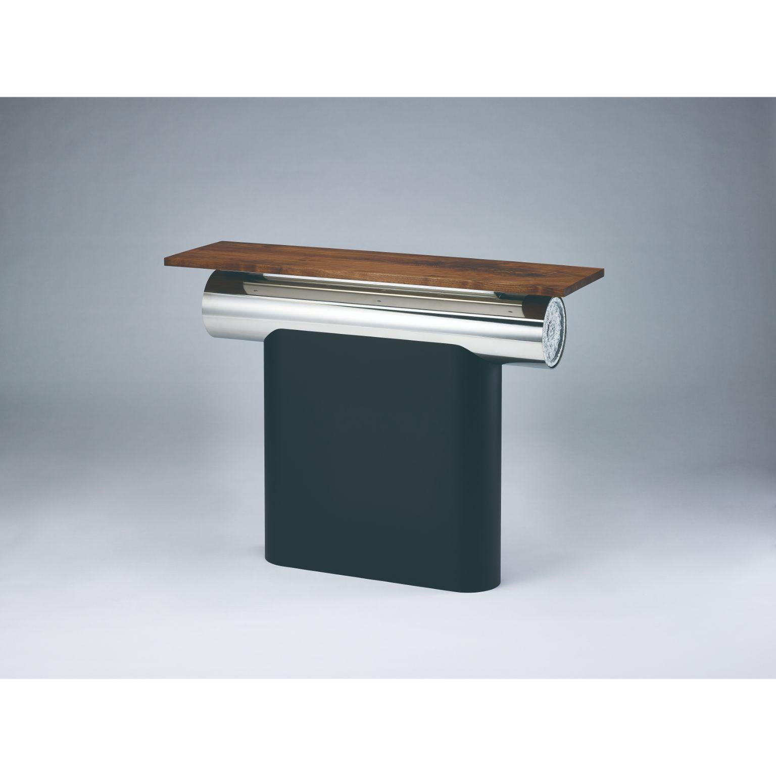 Table console Heritage Gwol par Lee Jung Hoon
Dimensions : D98 x L28 x H76 cm 
Matériaux : noyer, granit, acier inoxydable, acier.

La série Heritage, créée par le designer Lee Jung-hoon, est une collection de meubles modernes sculpturaux. Les