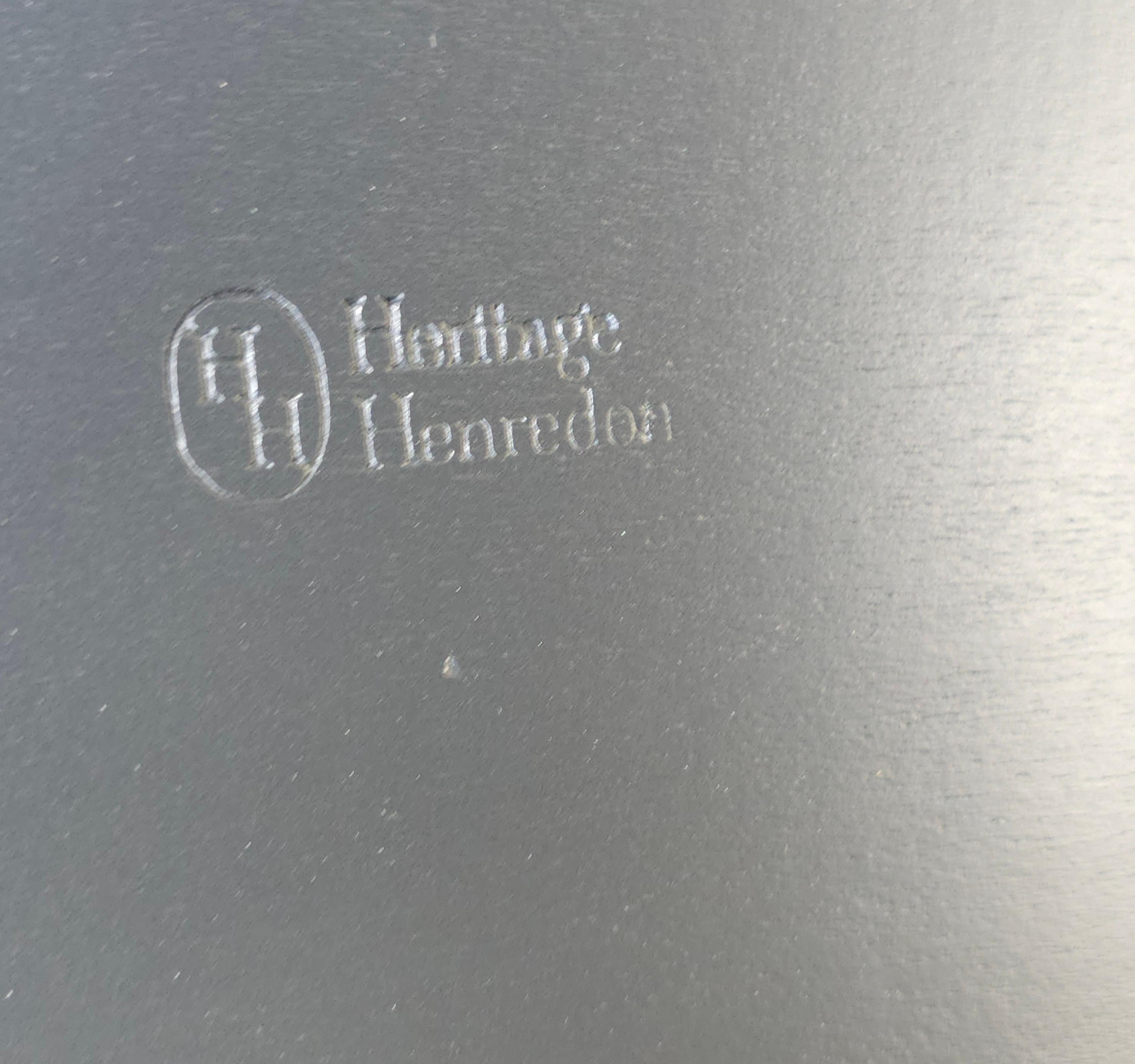 Table d'appoint à deux niveaux Heritage Henredon Ebonized and Parcel Gilt en vente 3