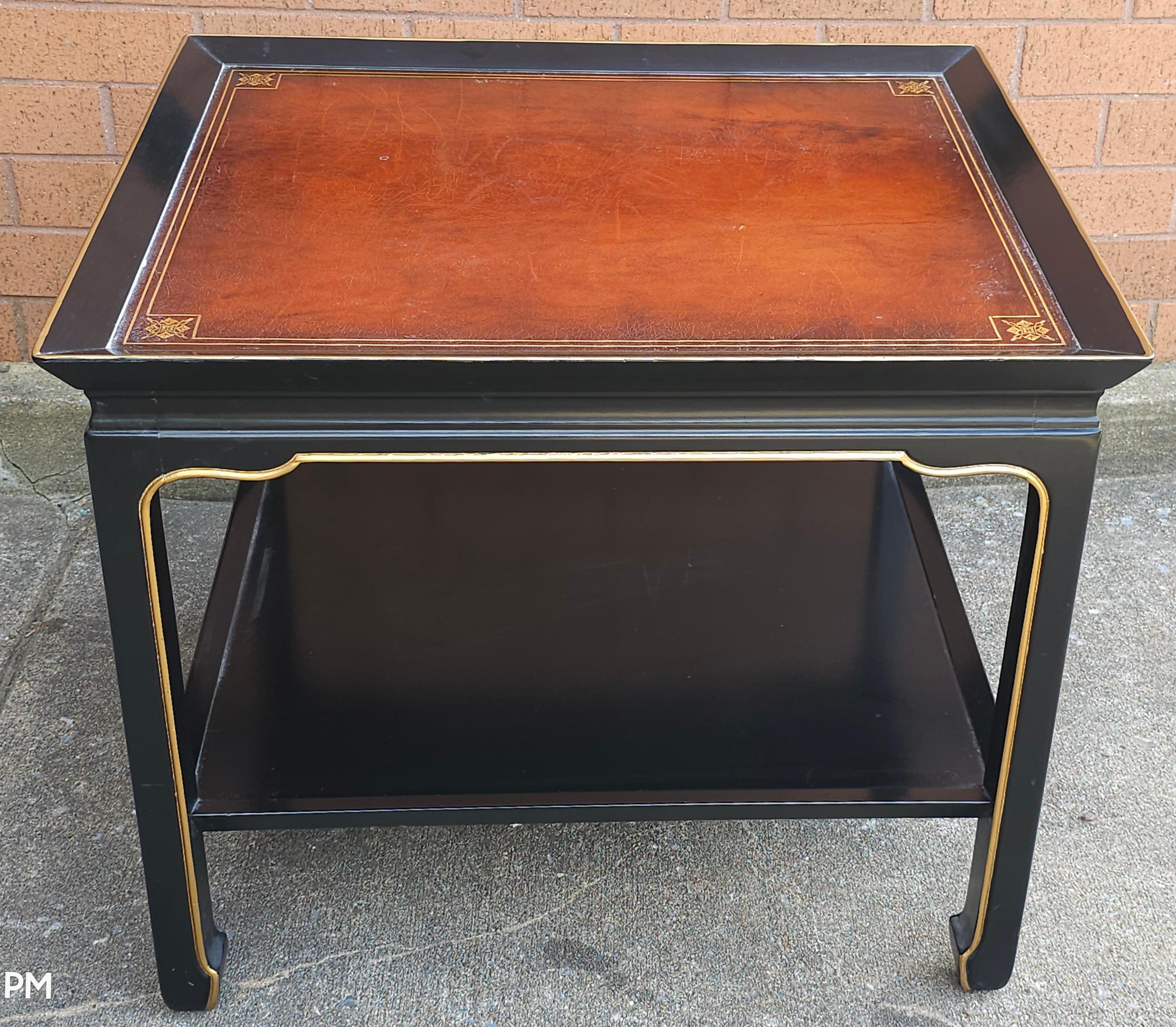 20ième siècle Table d'appoint à deux niveaux Heritage Henredon Ebonized and Parcel Gilt en vente