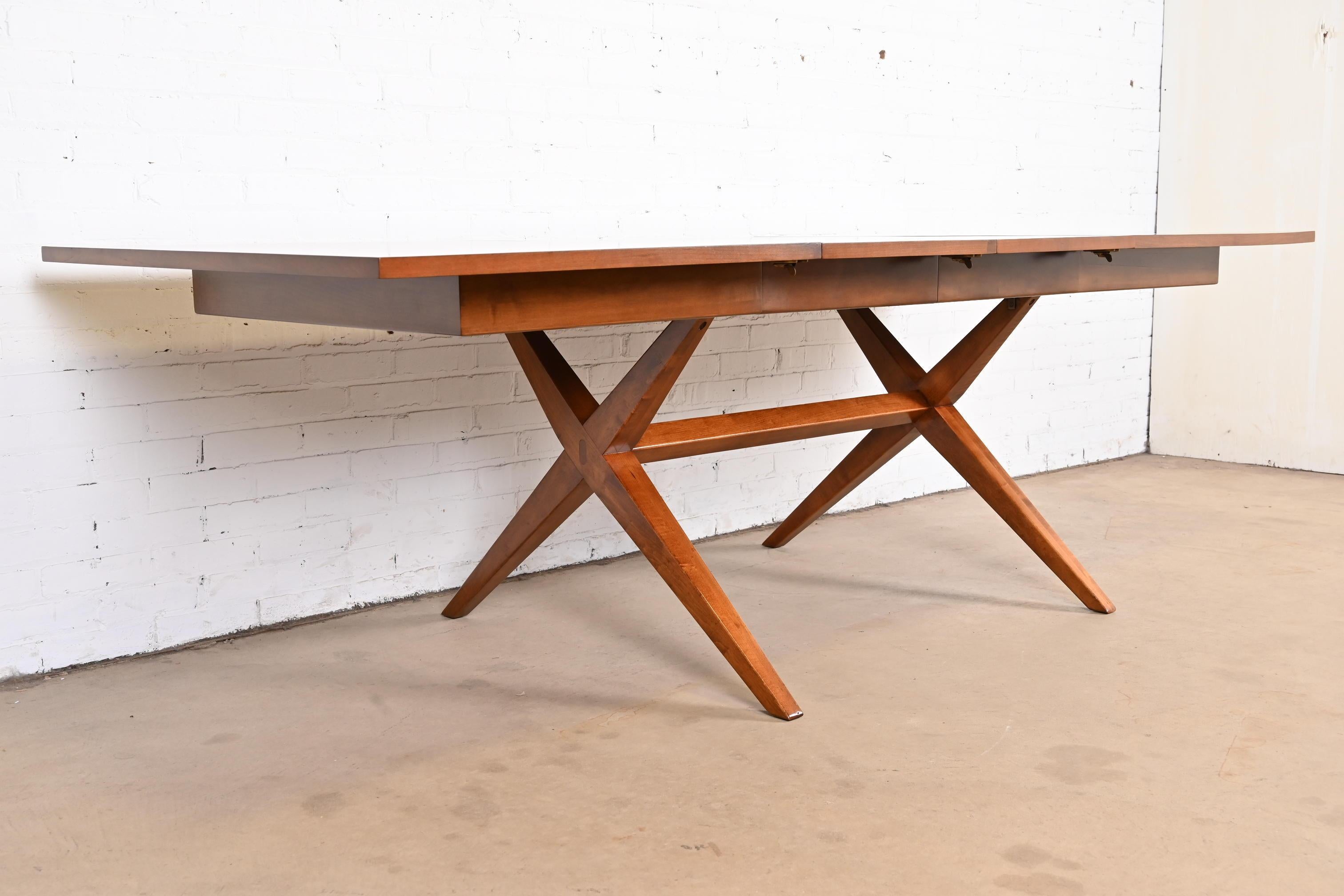 Table de salle à manger Henredon moderne du milieu du siècle dernier en bois de cerisier à base en forme de X, revernie en vente 8