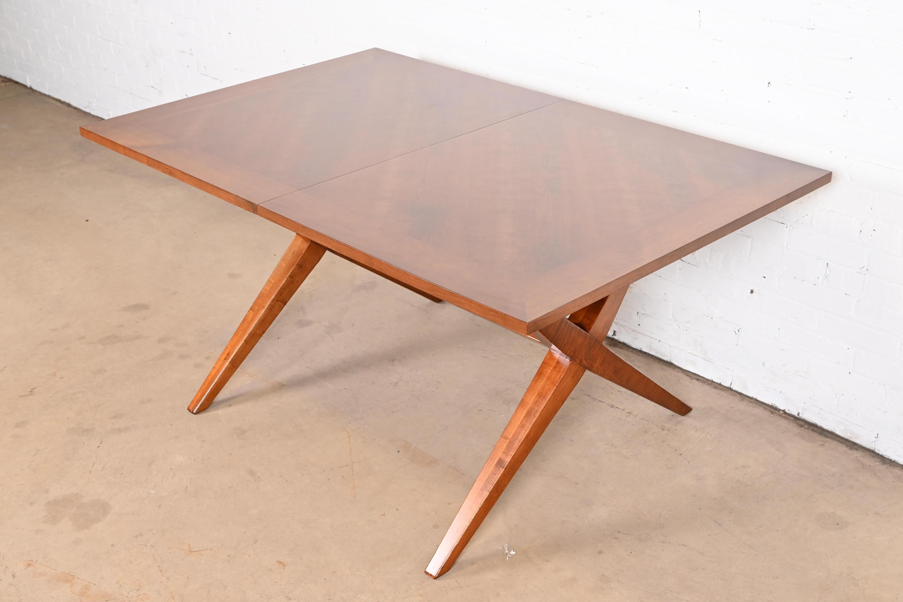 Milieu du XXe siècle Table de salle à manger Henredon moderne du milieu du siècle dernier en bois de cerisier à base en forme de X, revernie en vente