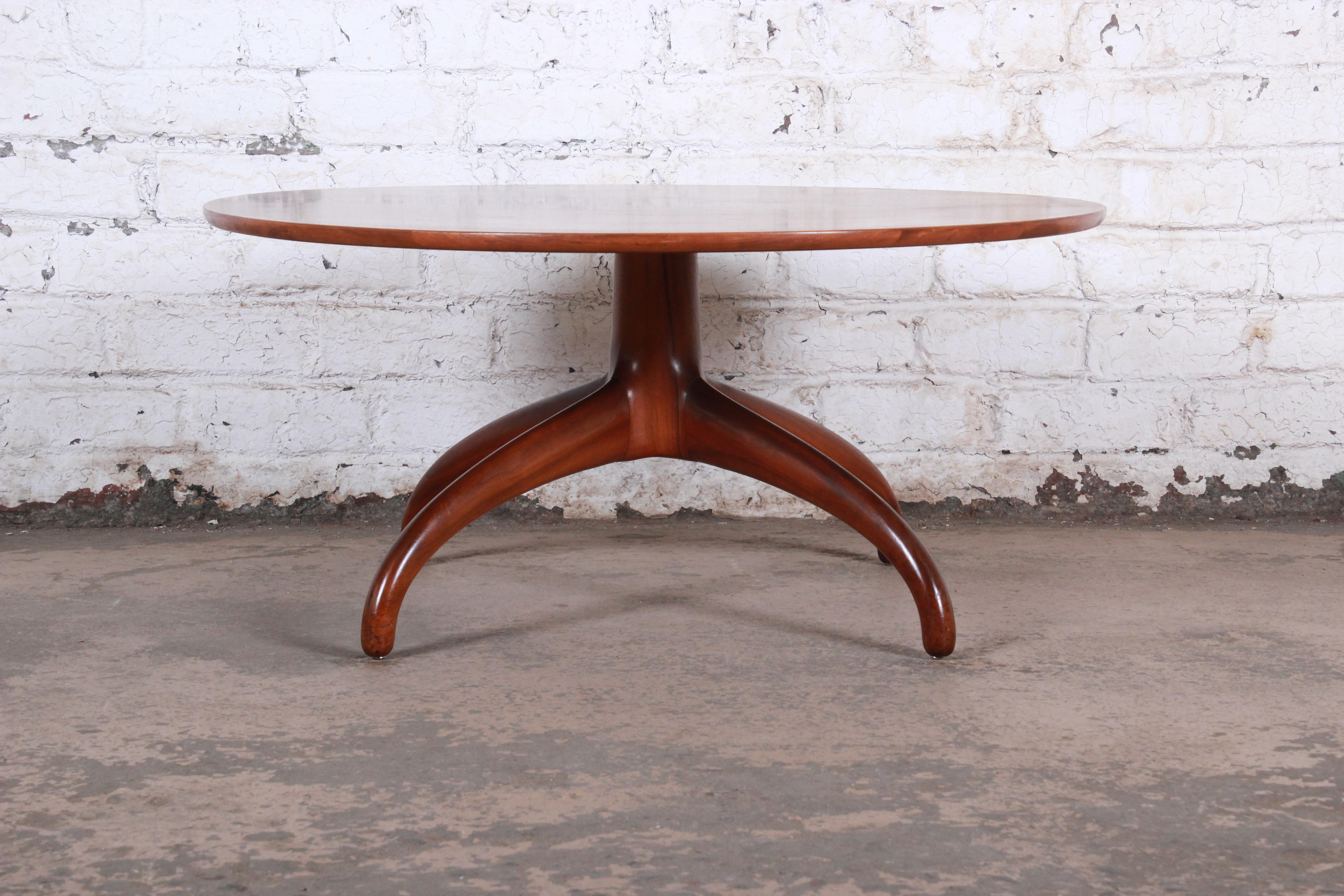 Mid-Century Modern sculpted walnut coffee or cocktail table

Made by Heritage Henredon

USA, 1960s

Measures: 38