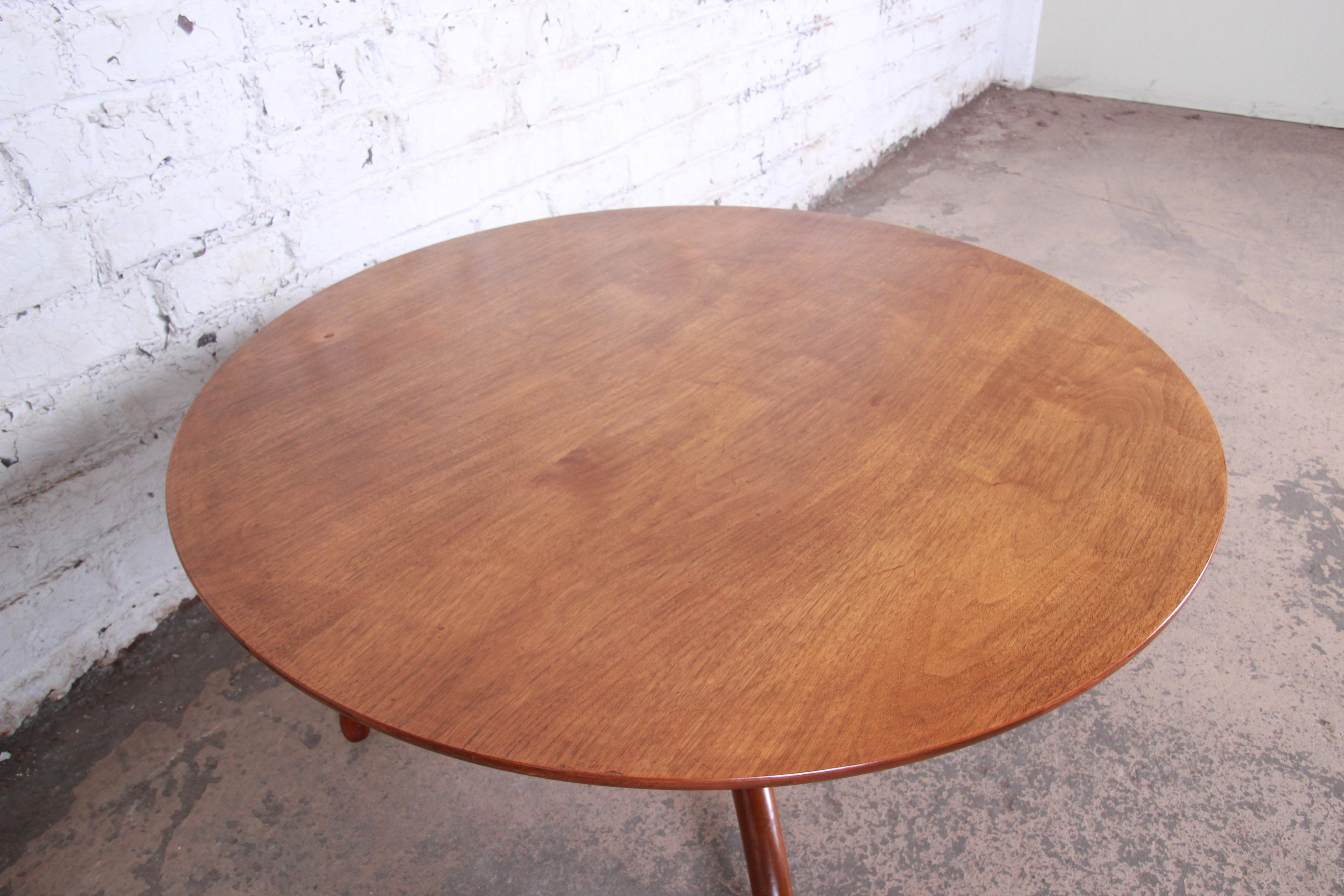 Heritage Henredon Mid-Century Modern Sculpted Walnut Cocktail Table In Good Condition In South Bend, IN