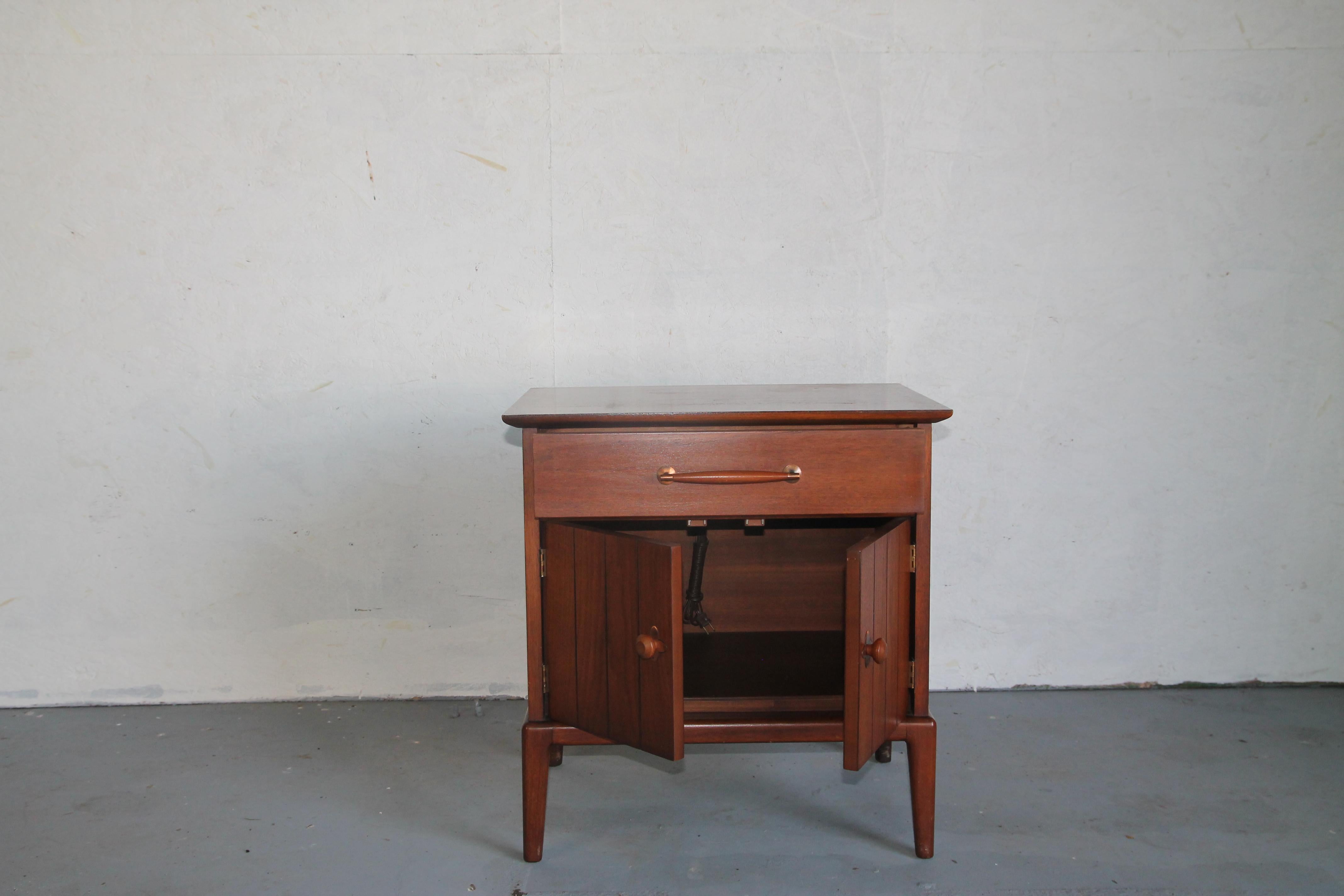 Nice Heritage Henredon nightstand. Will be listing other items from this suite.