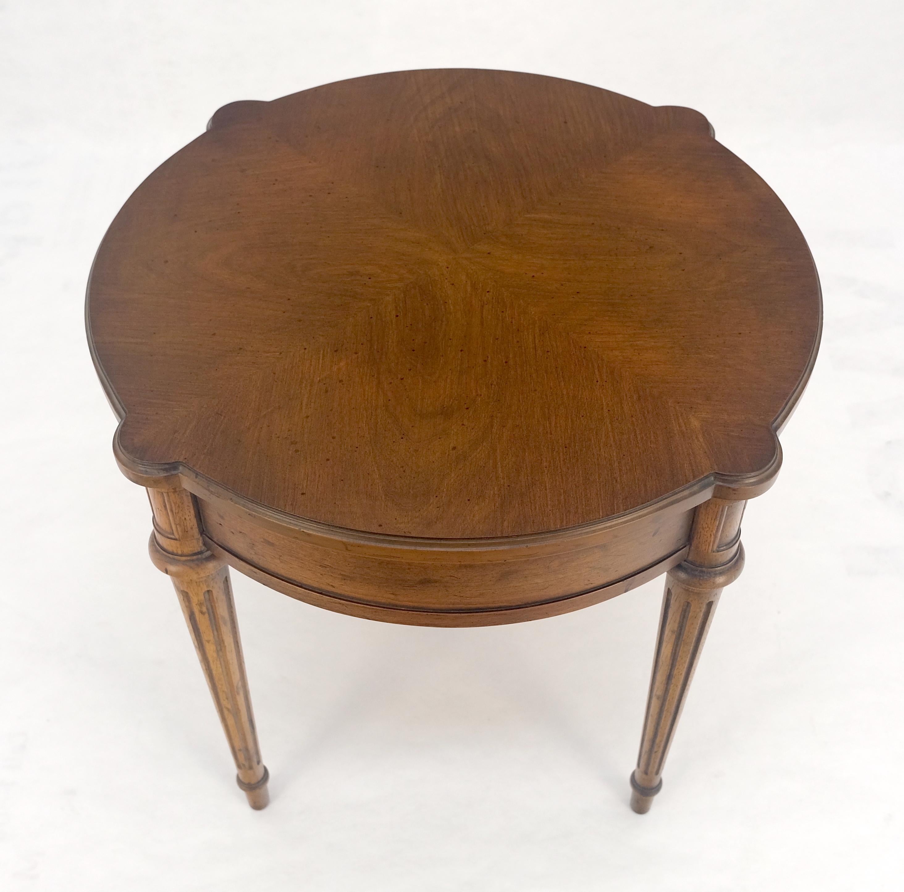Mid-Century Modern Heritage Henredon Round Fruitwood Lamp Side Table on Tapered Legs MINT For Sale