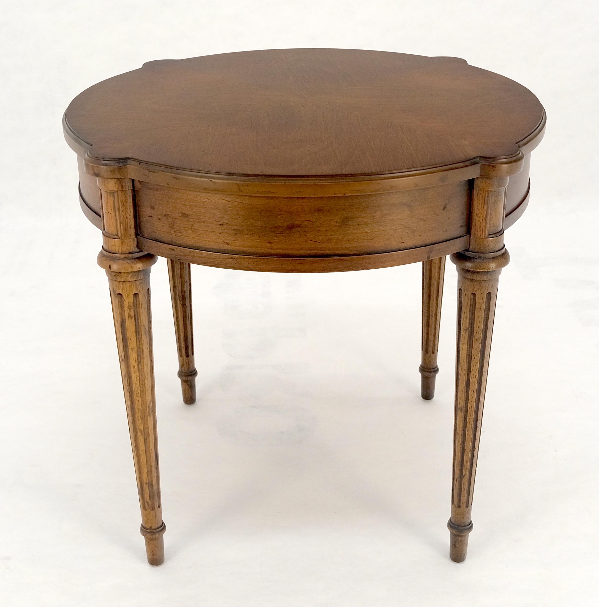 Heritage Henredon Round Fruitwood Lamp Side Table on Tapered Legs MINT In Excellent Condition For Sale In Rockaway, NJ