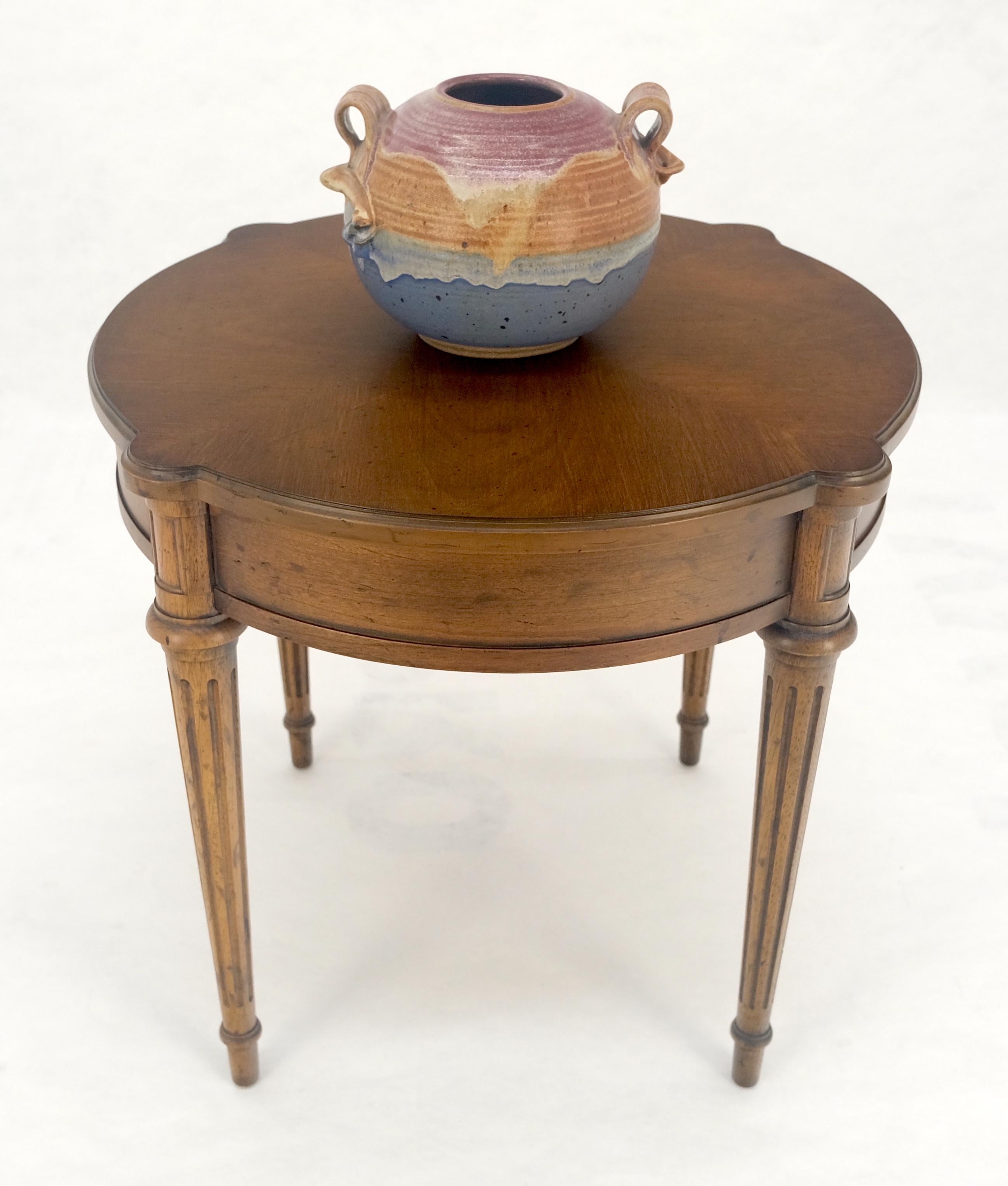 Heritage Henredon Round Fruitwood Lamp Side Table on Tapered Legs MINT For Sale 2
