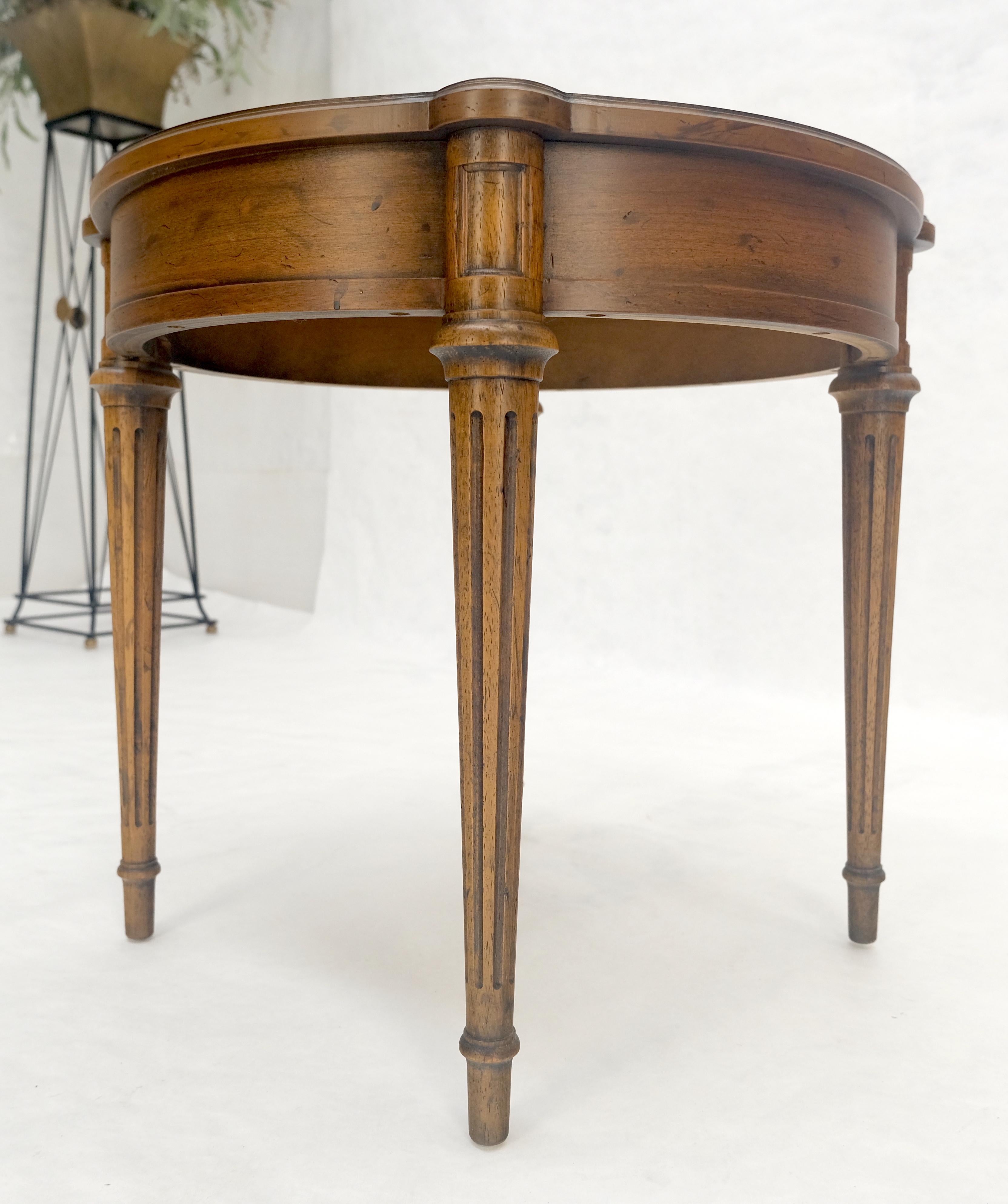 Heritage Henredon Round Fruitwood Lamp Side Table on Tapered Legs MINT For Sale 4