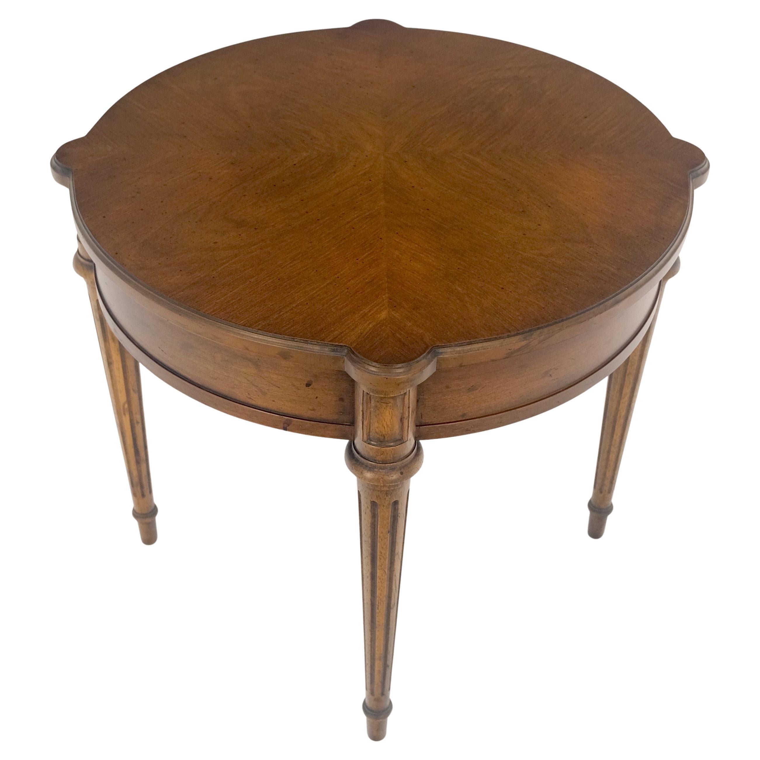 Heritage Henredon Table d'appoint ronde en bois de fruitier sur pieds fuselés MINT