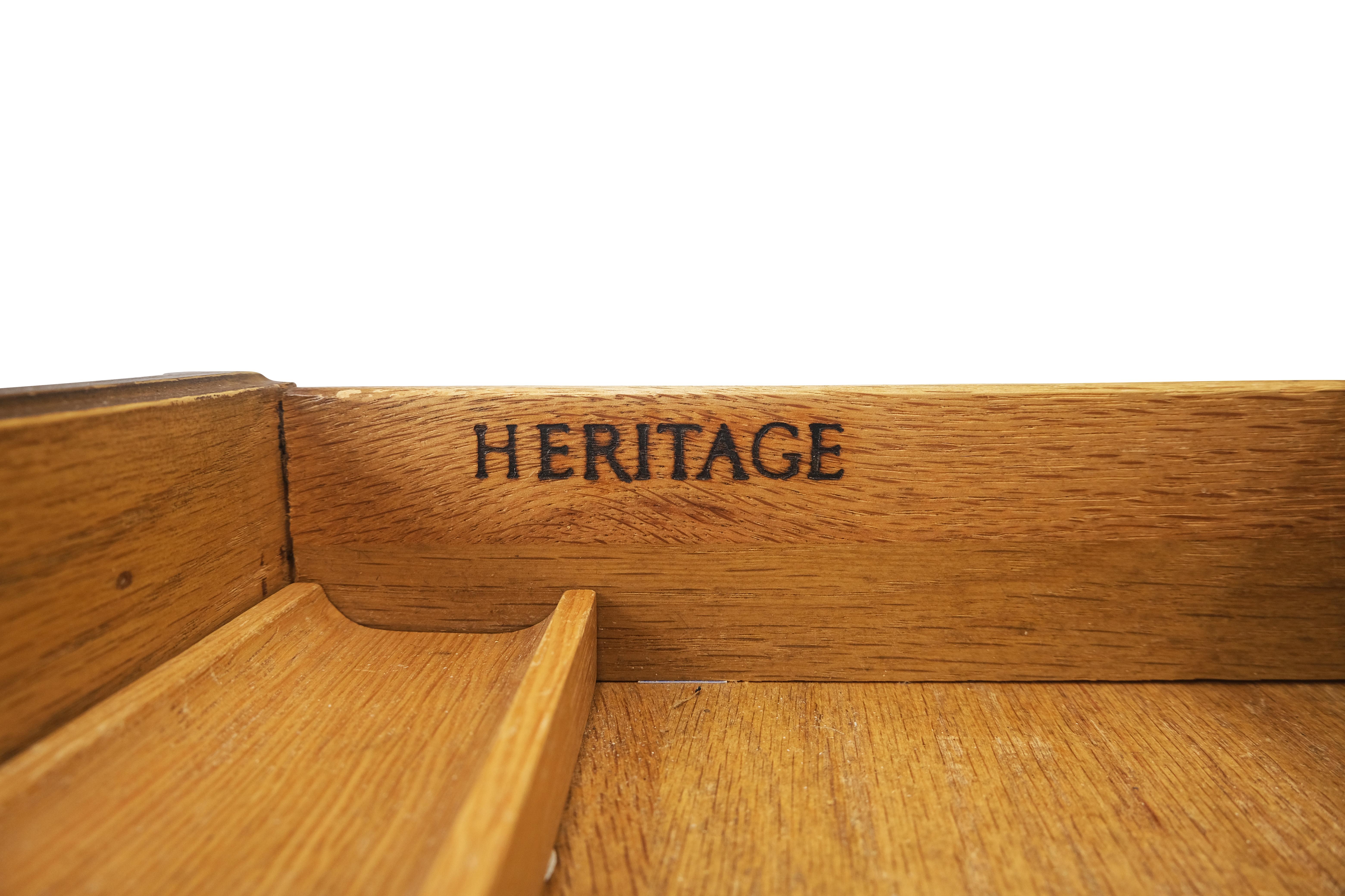 Heritage Henredon Scalloped Edge Olive Burl Wood Top Desk One Drawer Table MINT! For Sale 2