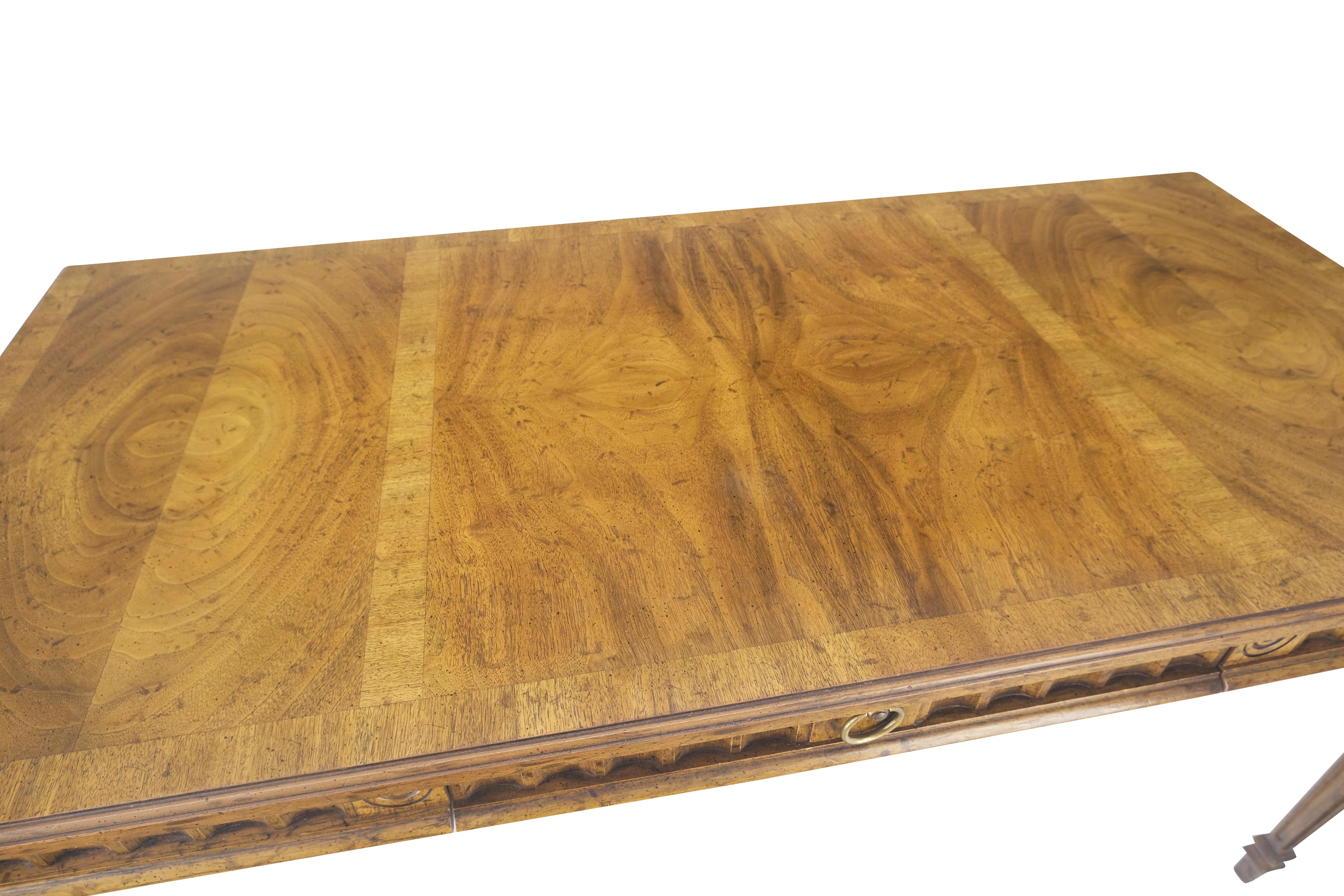 Bureau en bois de ronce d'olivier à bord festonné décoratif Heritage-Henredon Table à un tiroir MINT !