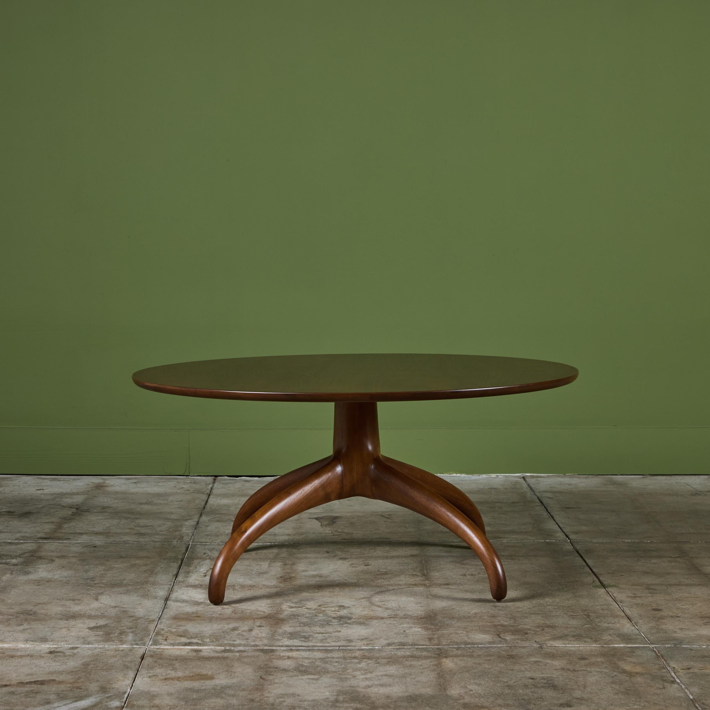 Table basse en noyer sculpté Héritage-Henredon en vente 3