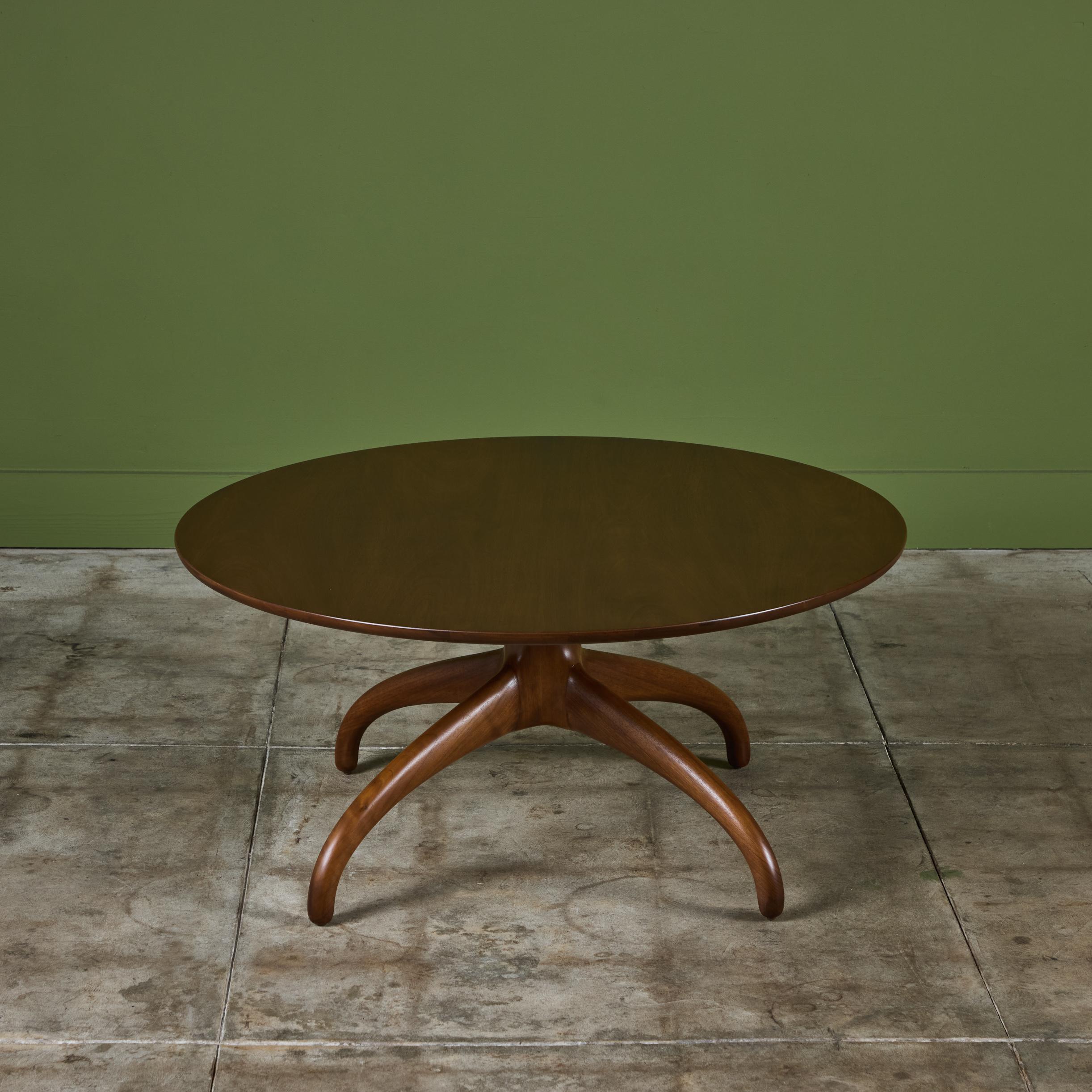 Table basse en noyer sculpté Héritage-Henredon en vente 4