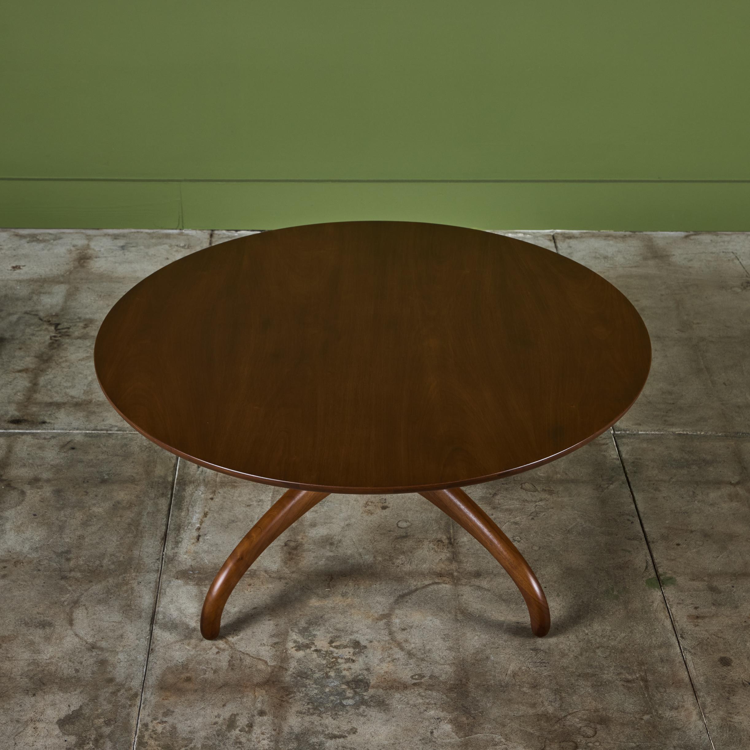 Table basse en noyer sculpté Héritage-Henredon en vente 5