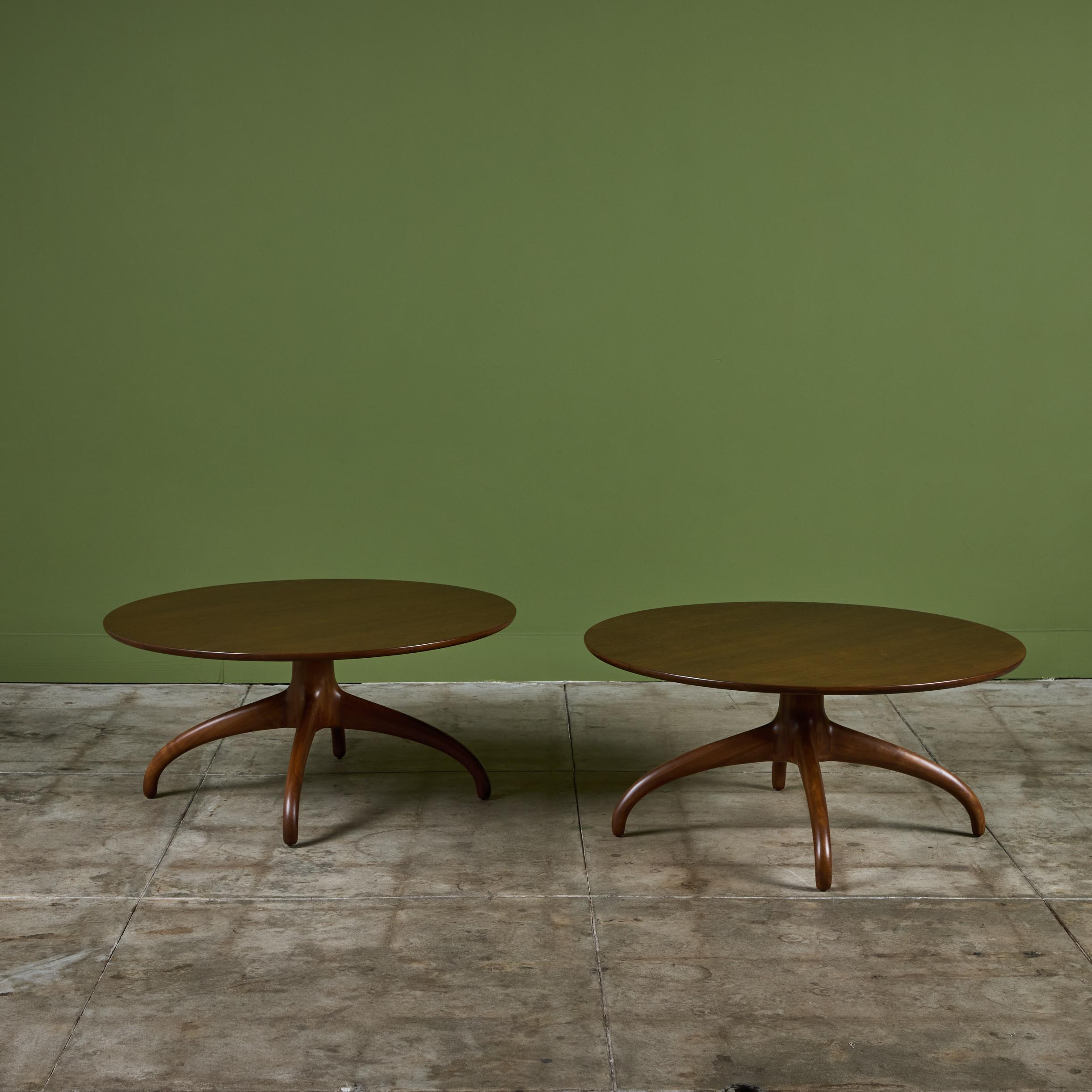Mid-Century Modern Table basse en noyer sculpté Héritage-Henredon en vente