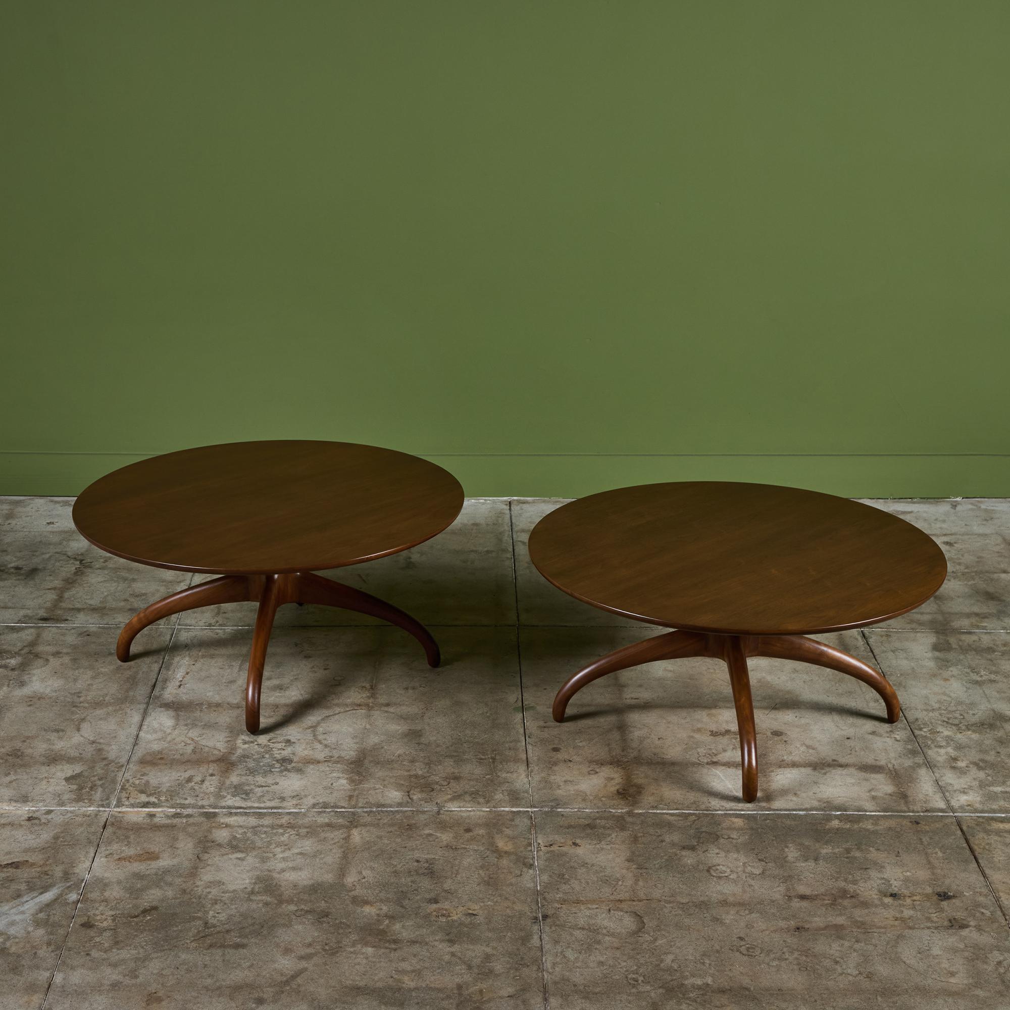 Américain Table basse en noyer sculpté Héritage-Henredon en vente