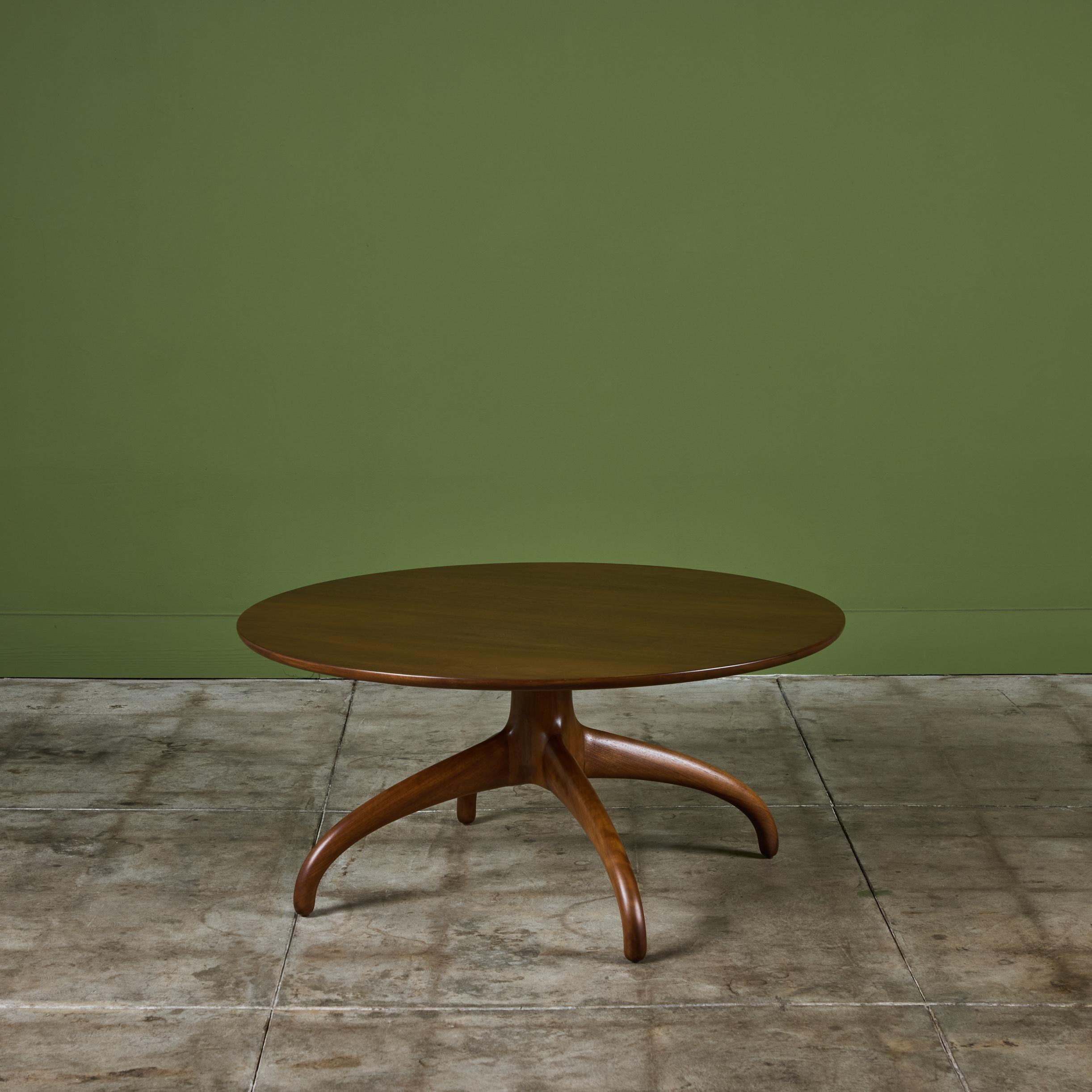 Table basse en noyer sculpté Héritage-Henredon Excellent état - En vente à Los Angeles, CA