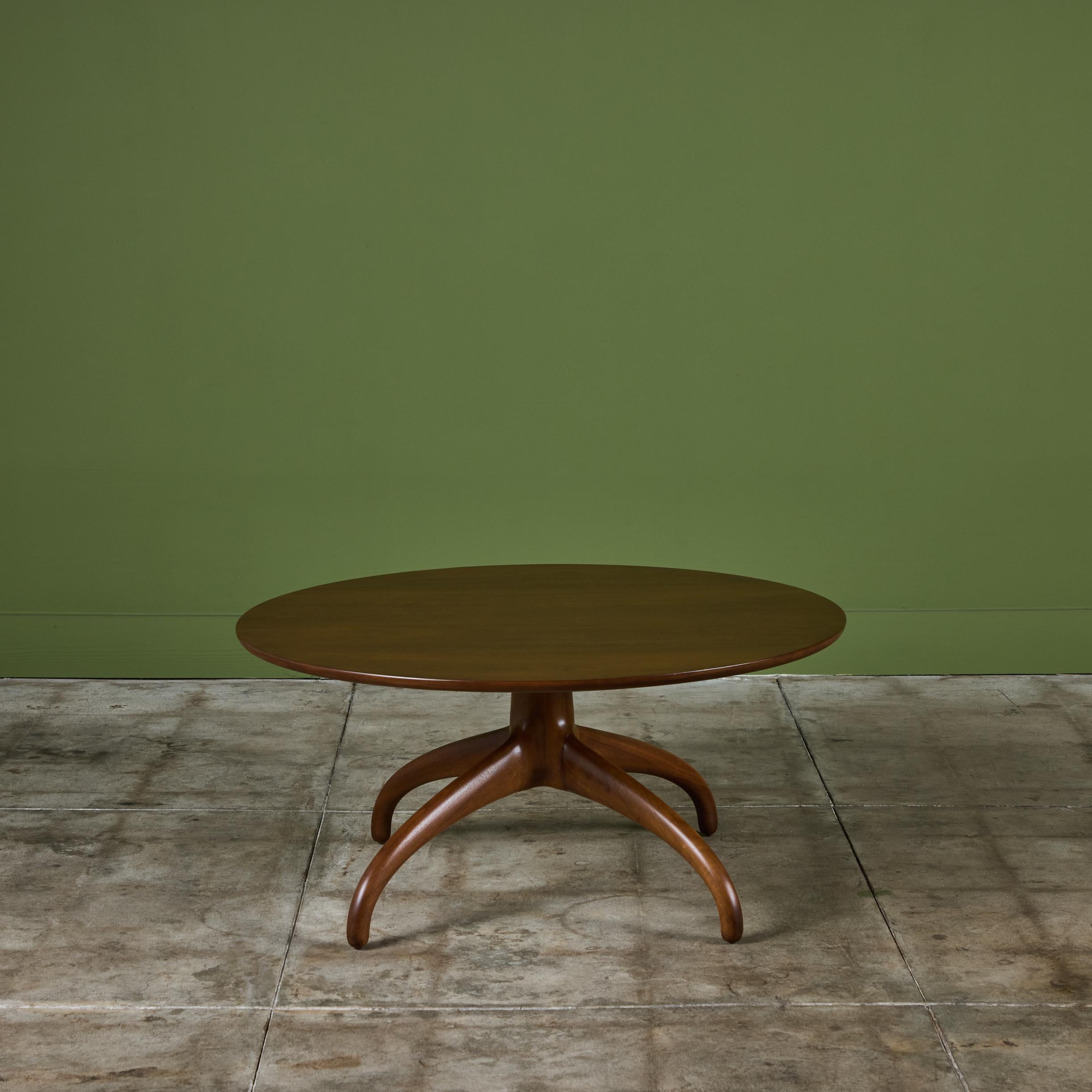 20ième siècle Table basse en noyer sculpté Héritage-Henredon en vente