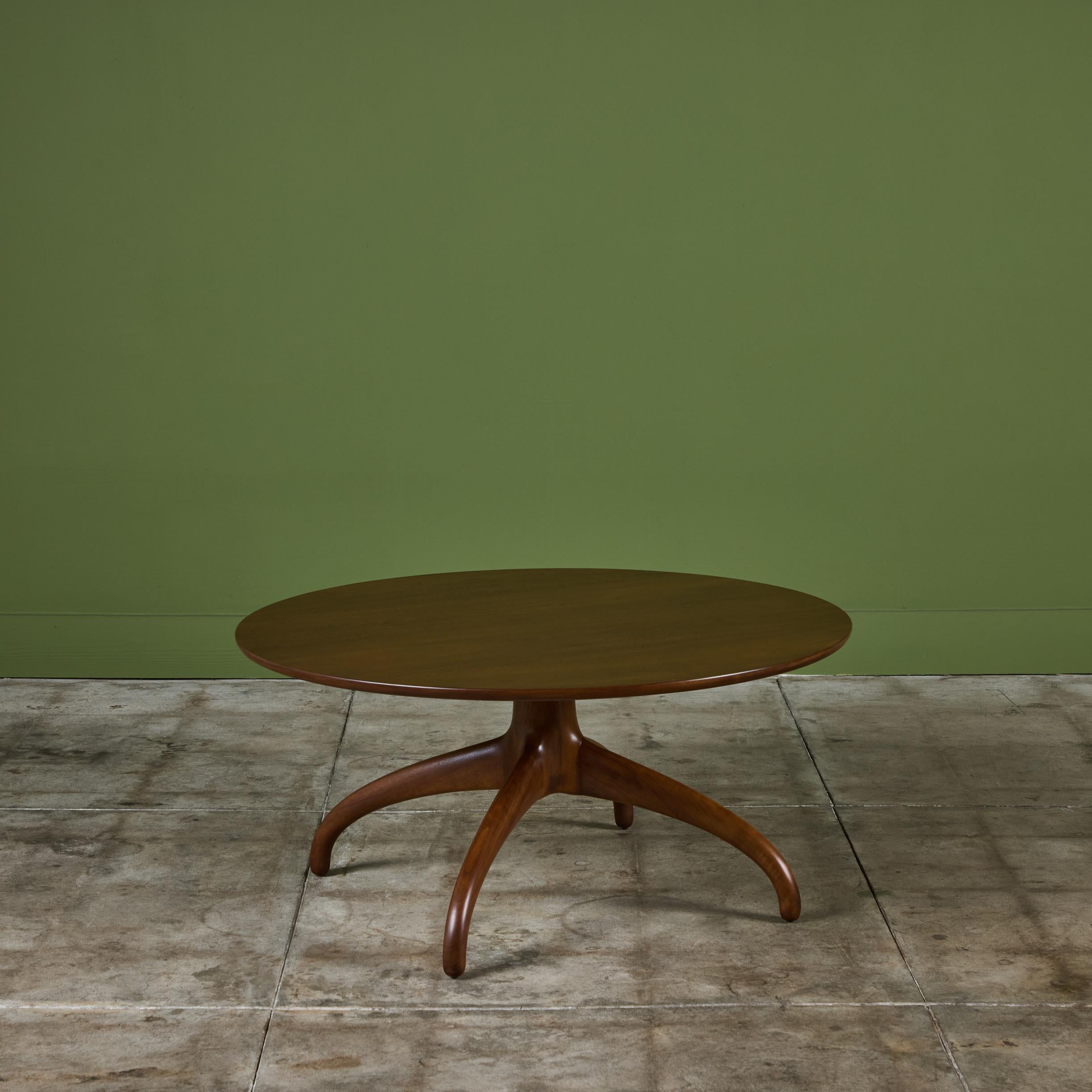 Noyer Table basse en noyer sculpté Héritage-Henredon en vente