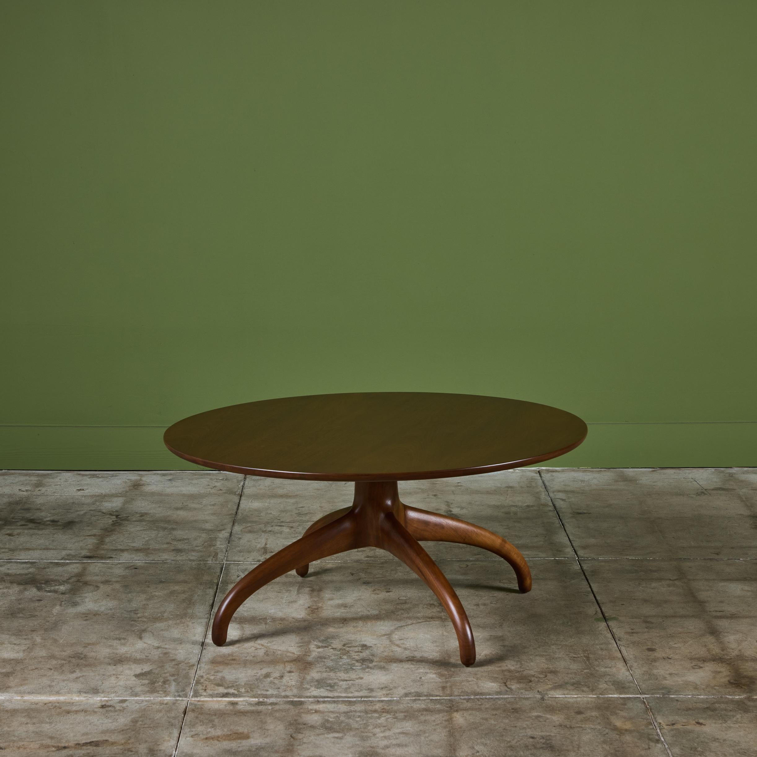 Table basse en noyer sculpté Héritage-Henredon en vente 1
