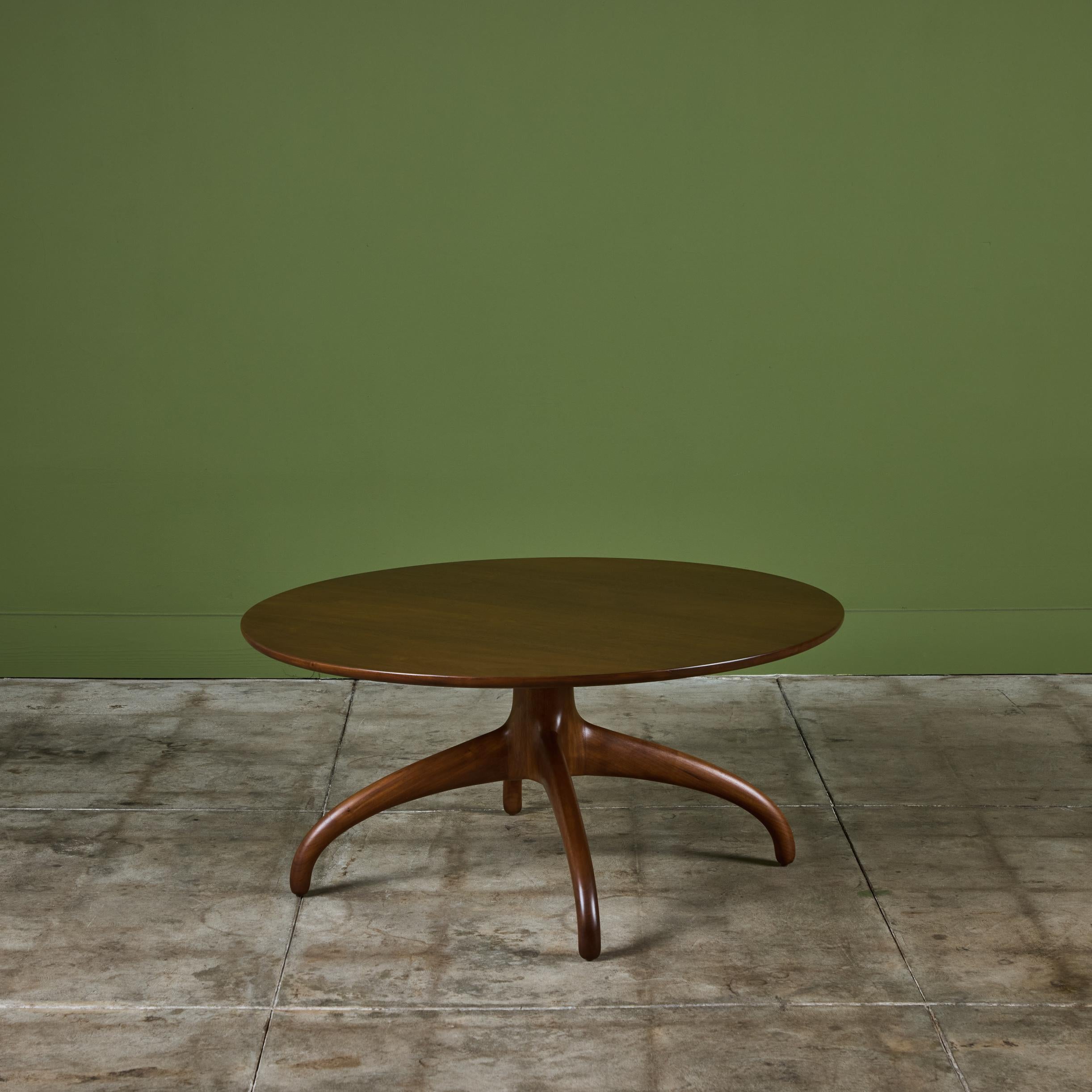 Table basse en noyer sculpté Héritage-Henredon en vente 2