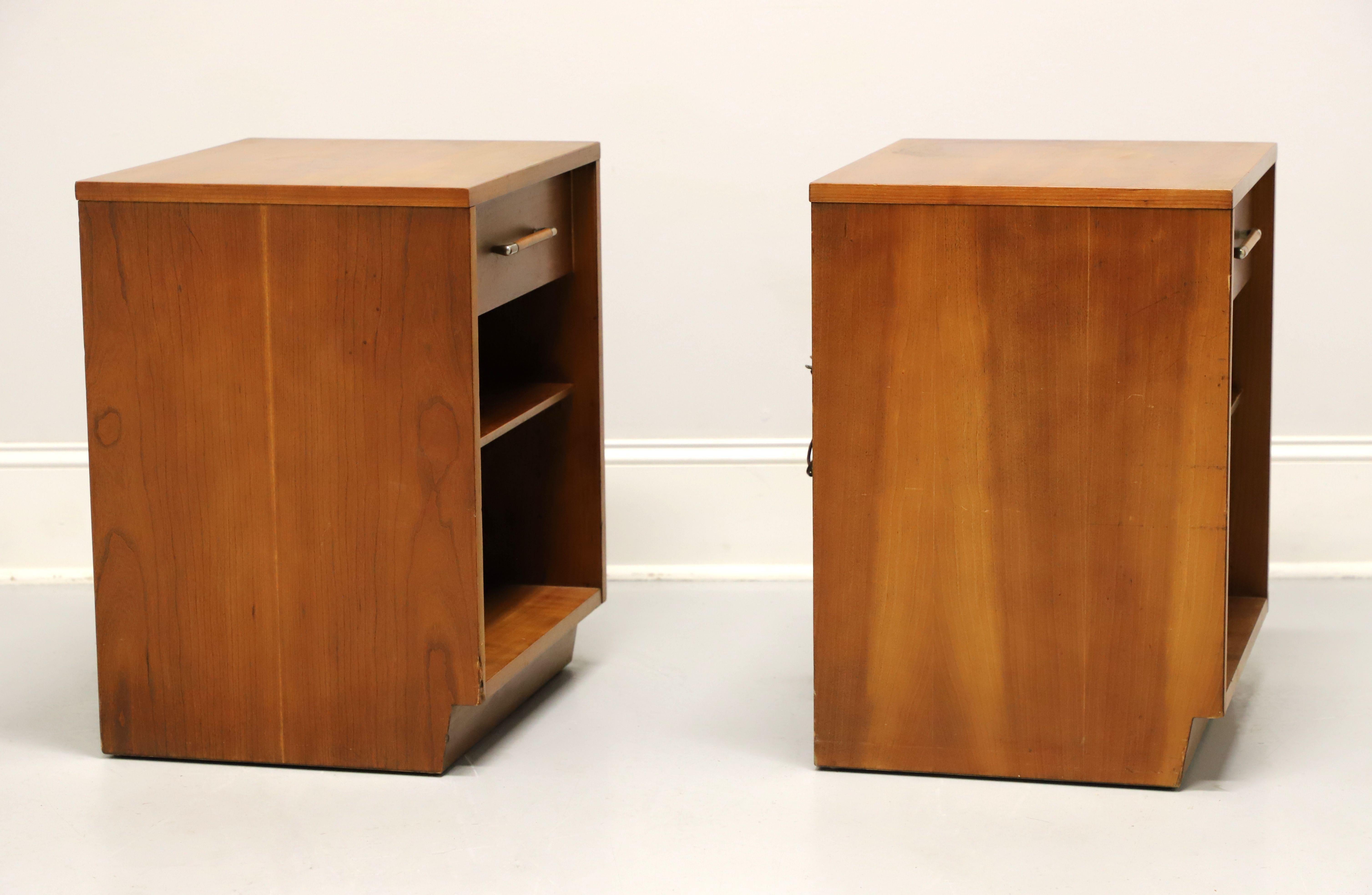 HERITAGE HENREDON Walnut Mid 20th Century Nightstands - Pair In Good Condition For Sale In Charlotte, NC