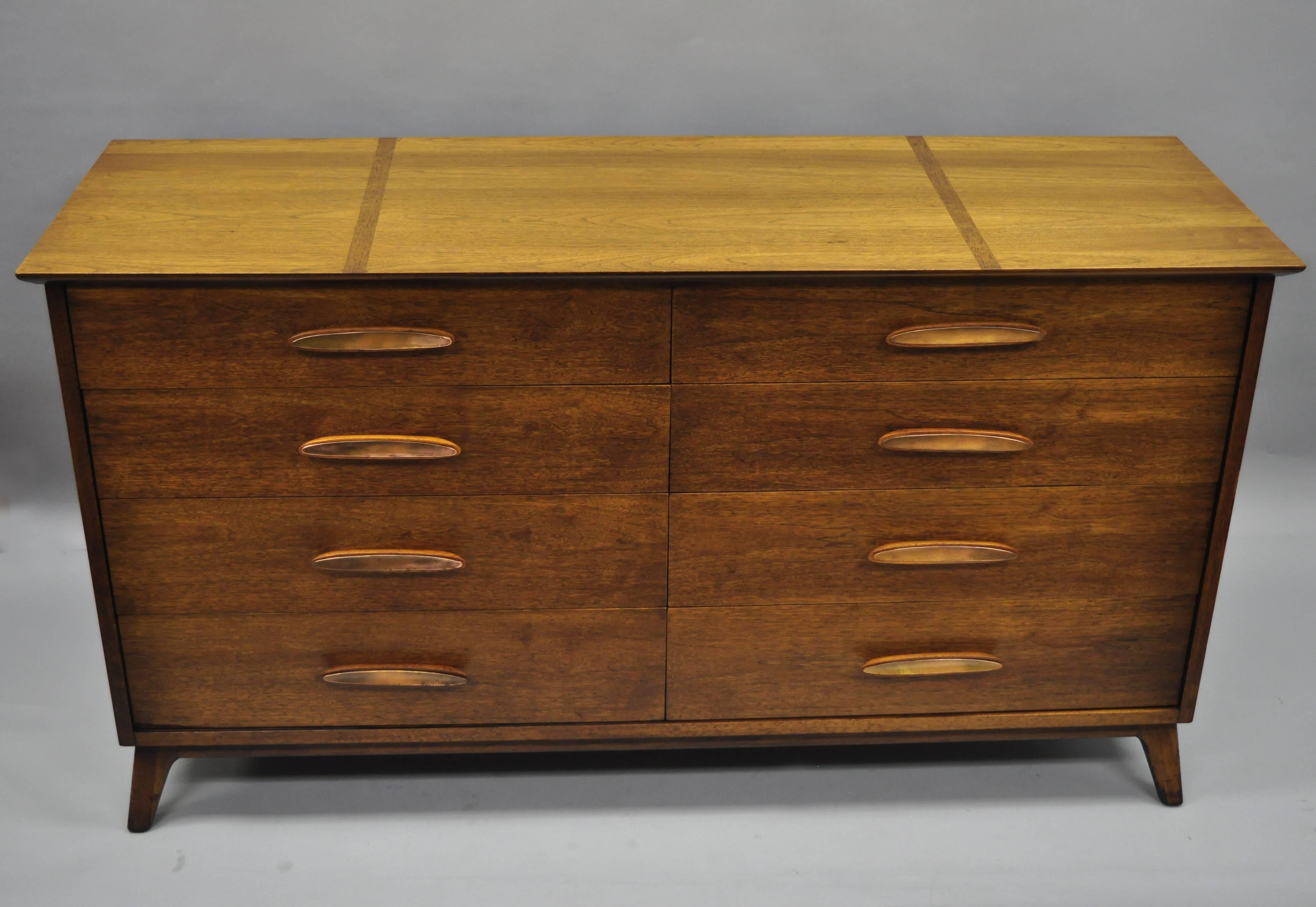 Vintage Heritage Henredon walnut Mid-Century Modern long dresser. Item features an inlaid wooden top, unique sculpted walnut pulls with burnished brass accents, beautiful wood grain, original label, five dovetailed drawers, circa 1960. Measurements: