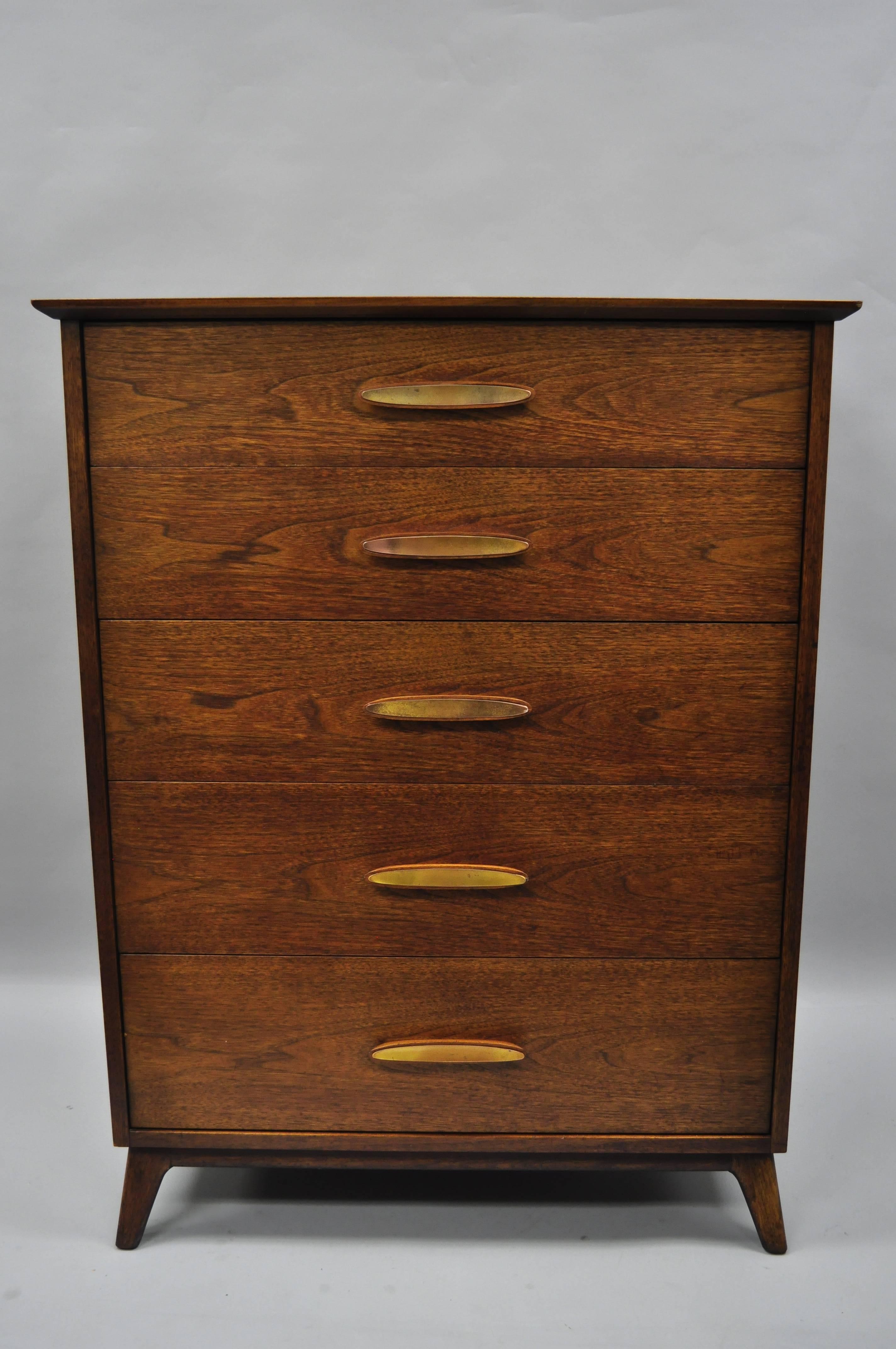 Vintage Heritage Henredon walnut Mid-Century Modern chest of drawers. Item features inlaid wooden top, unique sculpted walnut pulls with burnished brass accents, beautiful wood grain, original Henredon stamp, five dovetailed drawers, circa 1960.