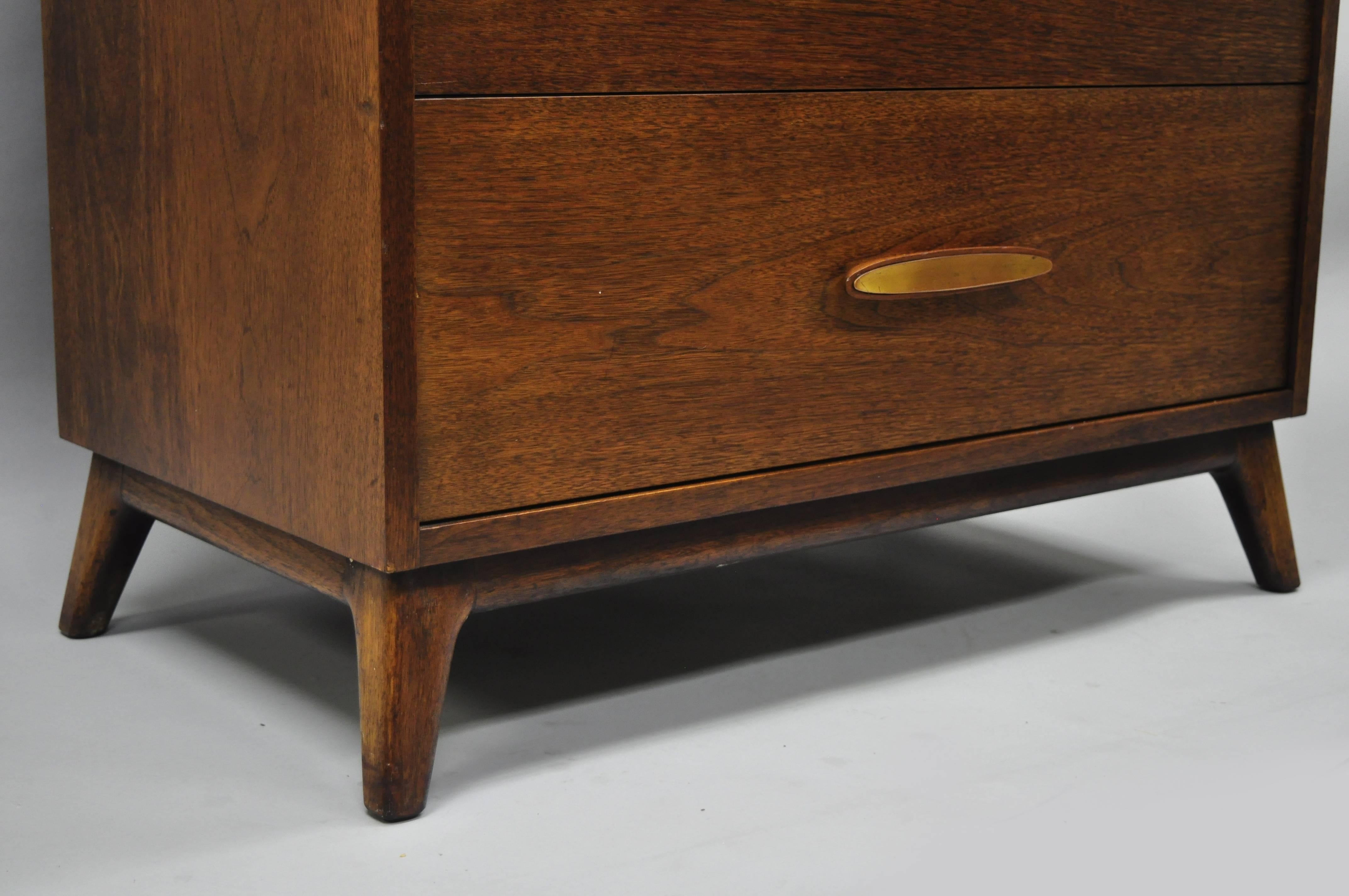 Heritage Henredon Walnut Mid-Century Modern Tall Chest of Drawers Dresser In Good Condition In Philadelphia, PA