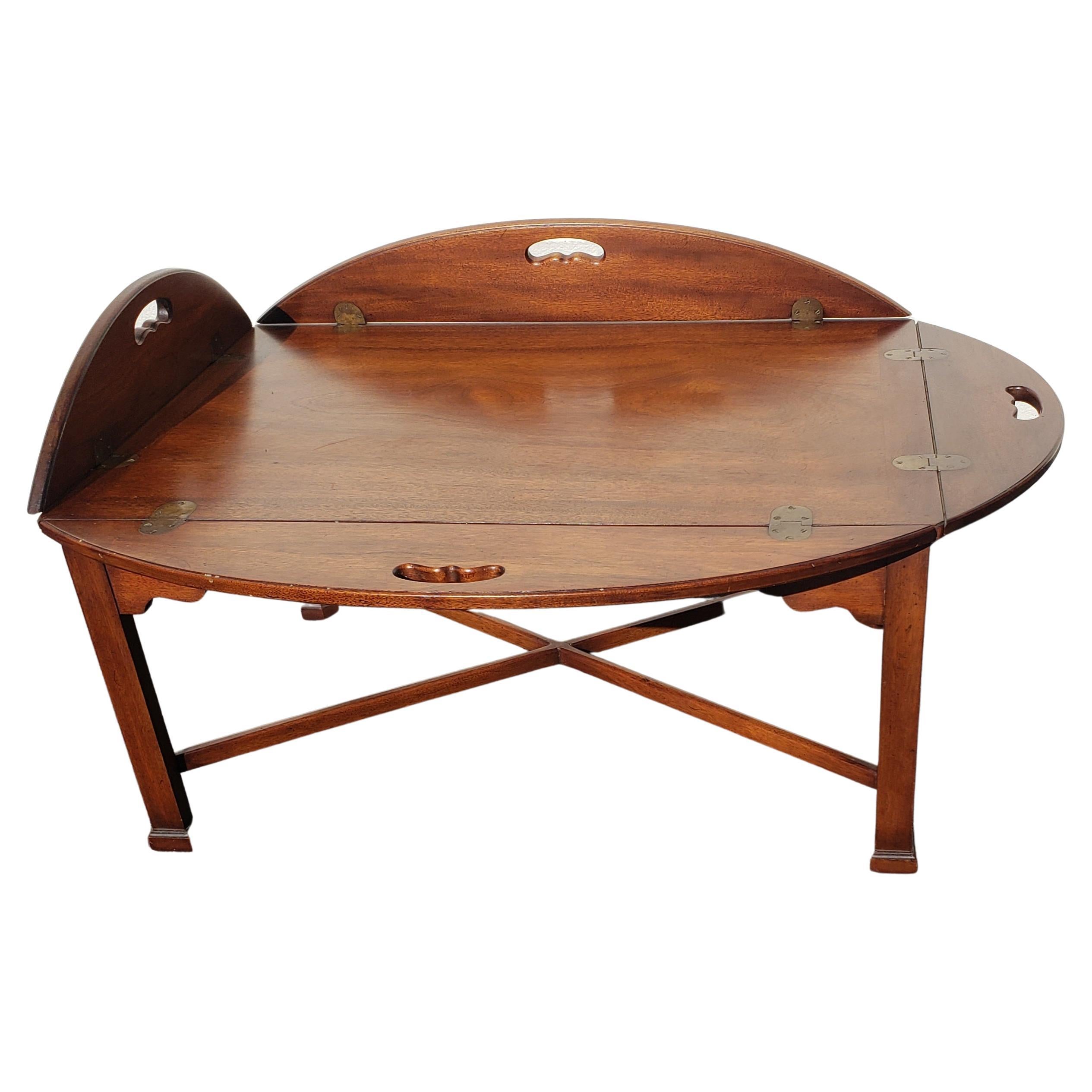 Chippendale style Style Mahogany butler's tray coffee table with brass hardware

Offered for sale is a Georgian-style oval mahogany tray coffee table with brass hardware. The sides can be folded as needed. When folded up, the sides have handles. The