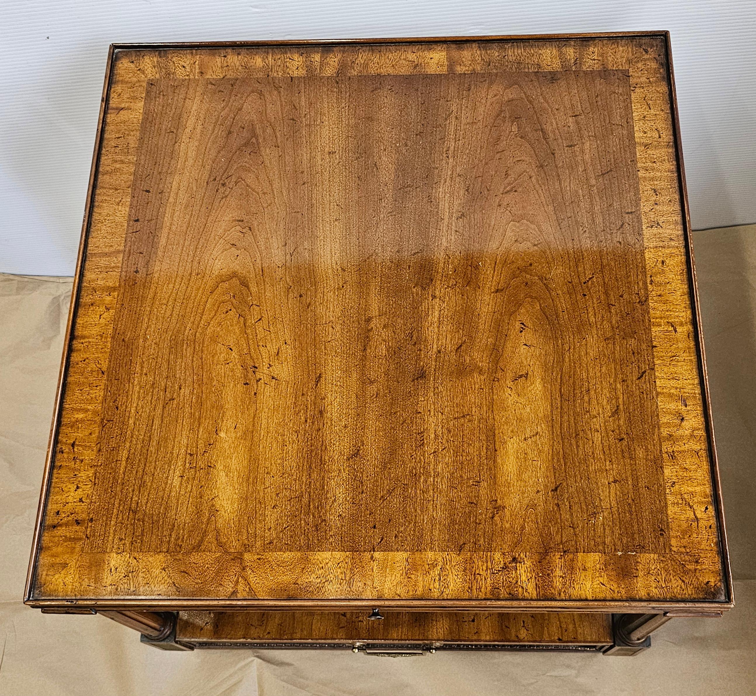 Cross-Banded Heritage Mid Century Regency Mahogany Single Drawer Side Table W/ Pull Out Tray For Sale