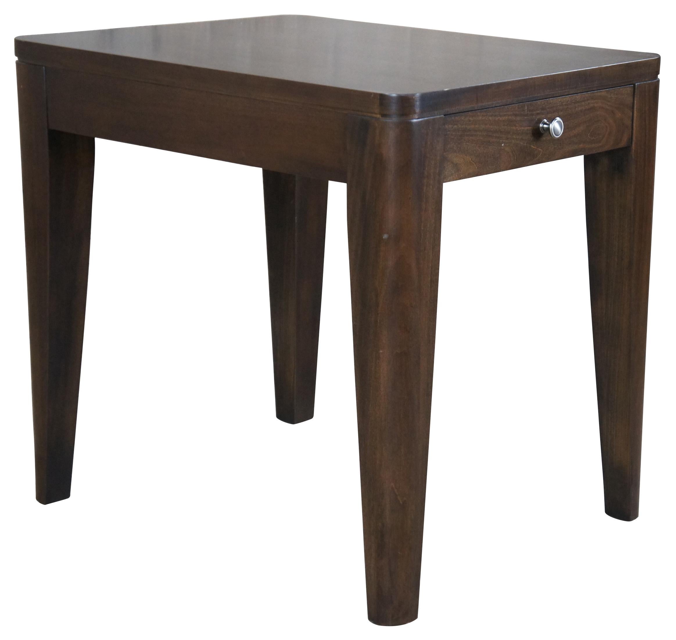 Mid-Century Modern Table d'appoint ou table de nuit Heritage Modern en finition noyer 260-840-1 en vente
