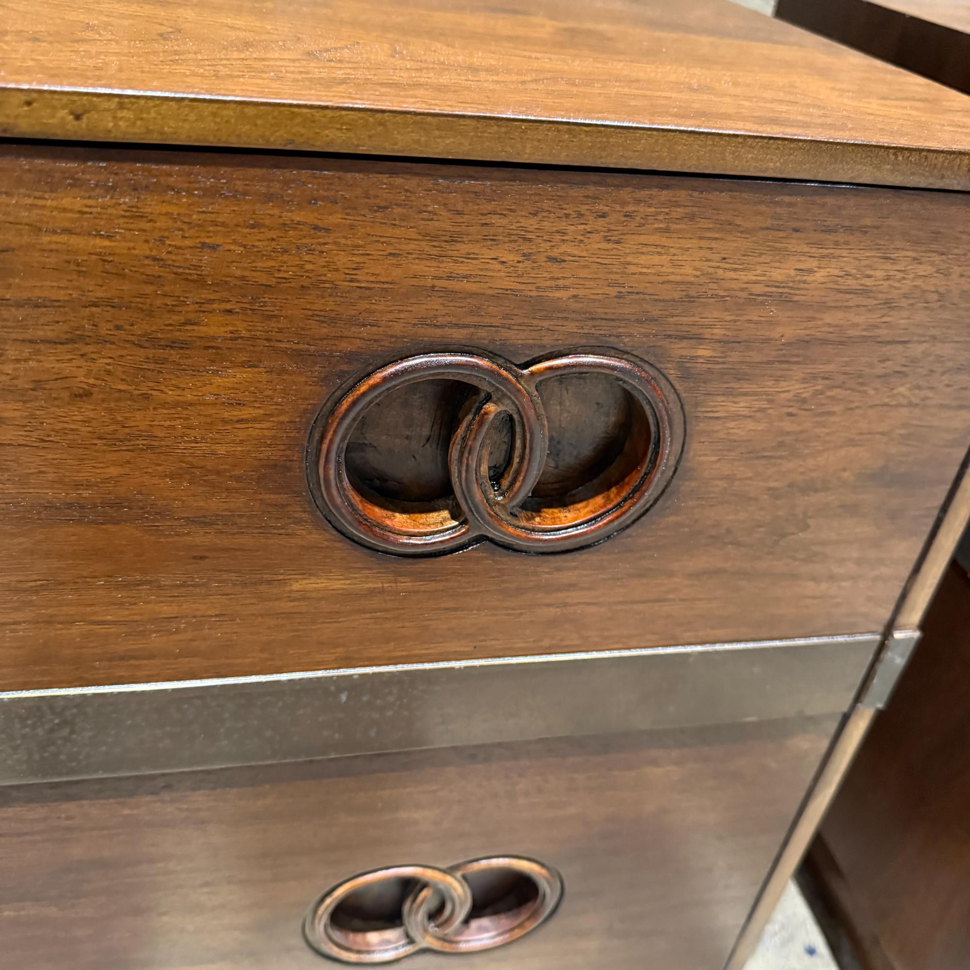 Tables de nuit Heritage Michael Taylor Attr. Noyer moderne du milieu du siècle en vente 4