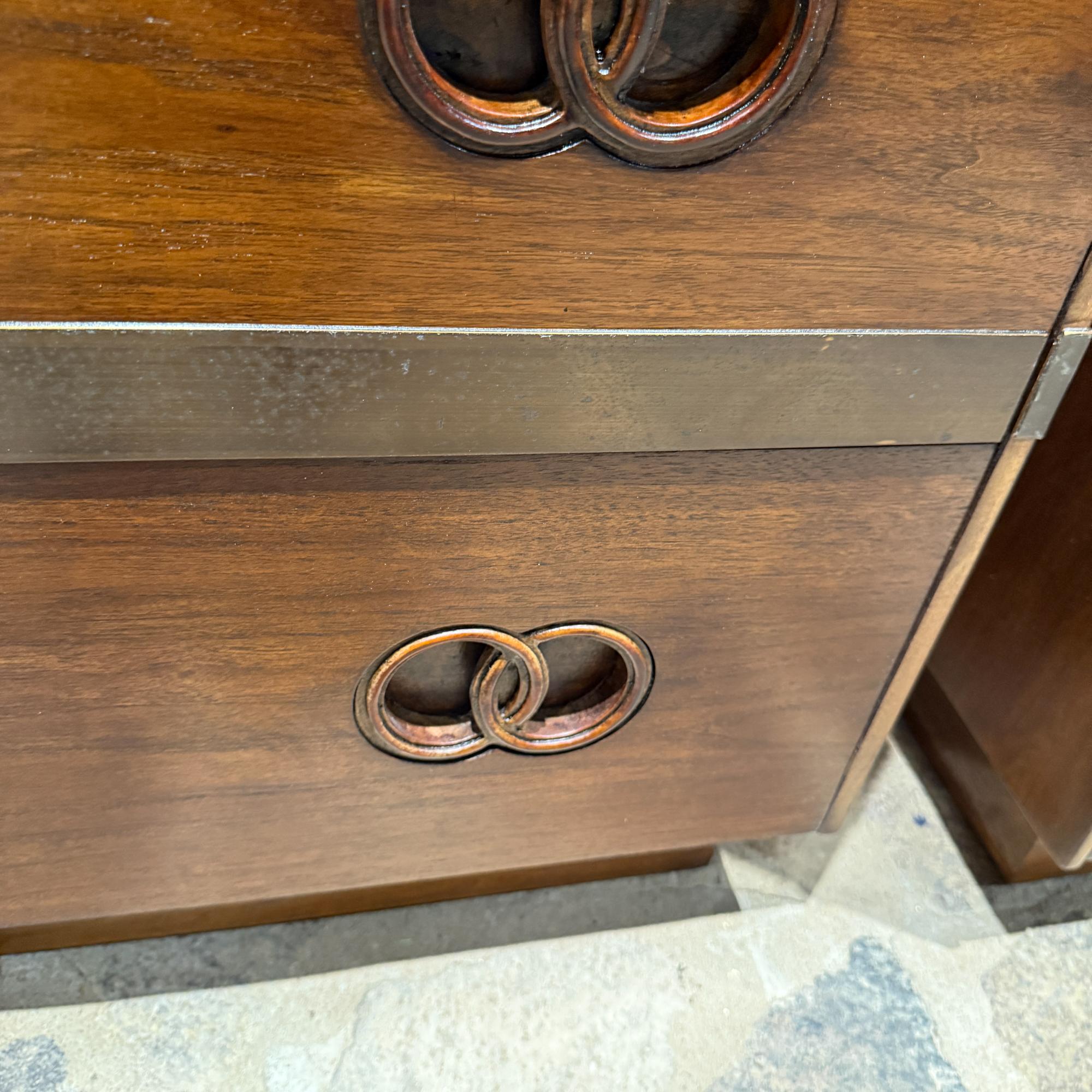 Tables de nuit Heritage Michael Taylor Attr. Noyer moderne du milieu du siècle en vente 5