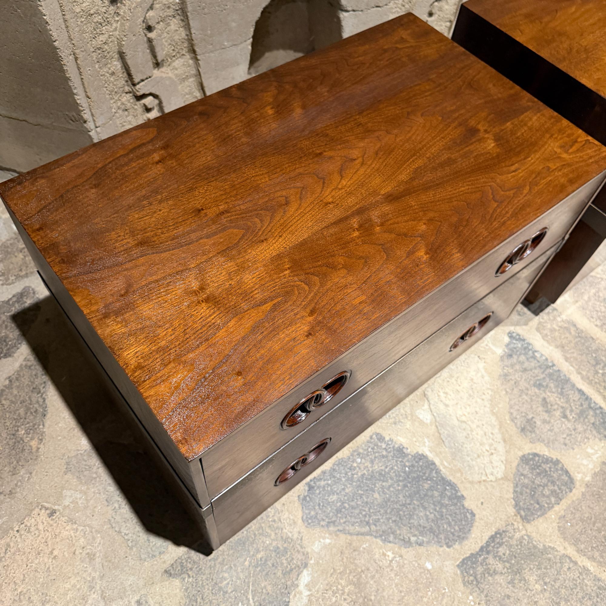 Tables de nuit Heritage Michael Taylor Attr. Noyer moderne du milieu du siècle en vente 6