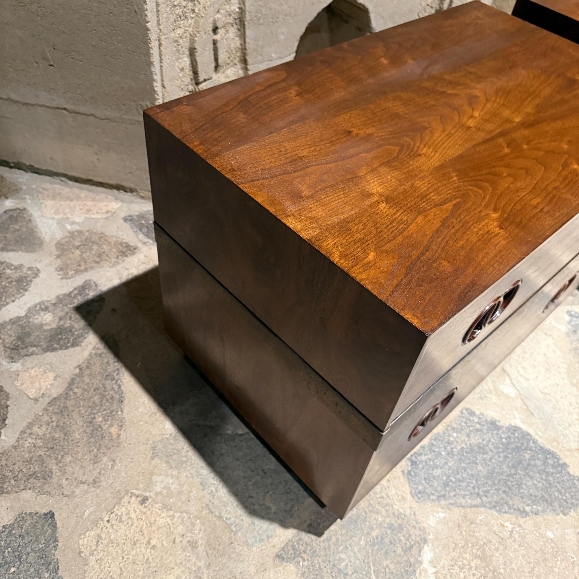 Tables de nuit Heritage Michael Taylor Attr. Noyer moderne du milieu du siècle en vente 7