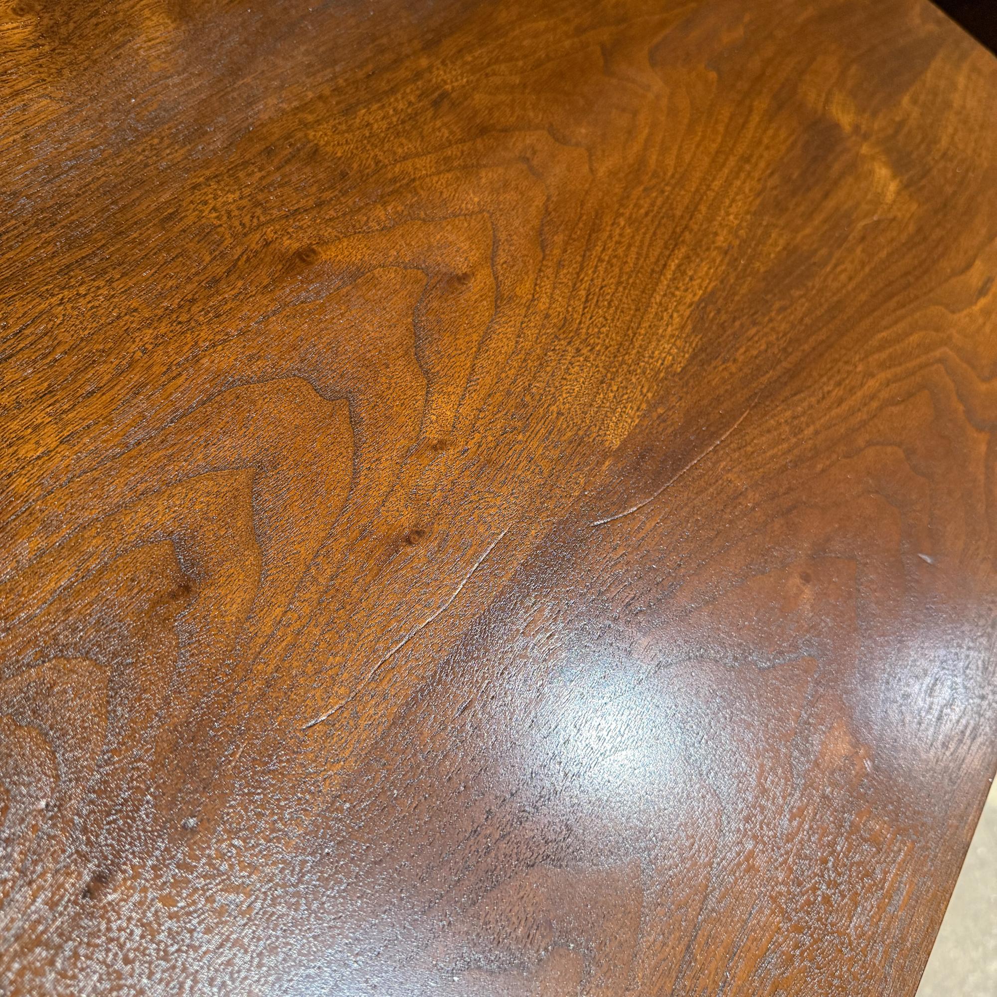 Tables de nuit Heritage Michael Taylor Attr. Noyer moderne du milieu du siècle en vente 8