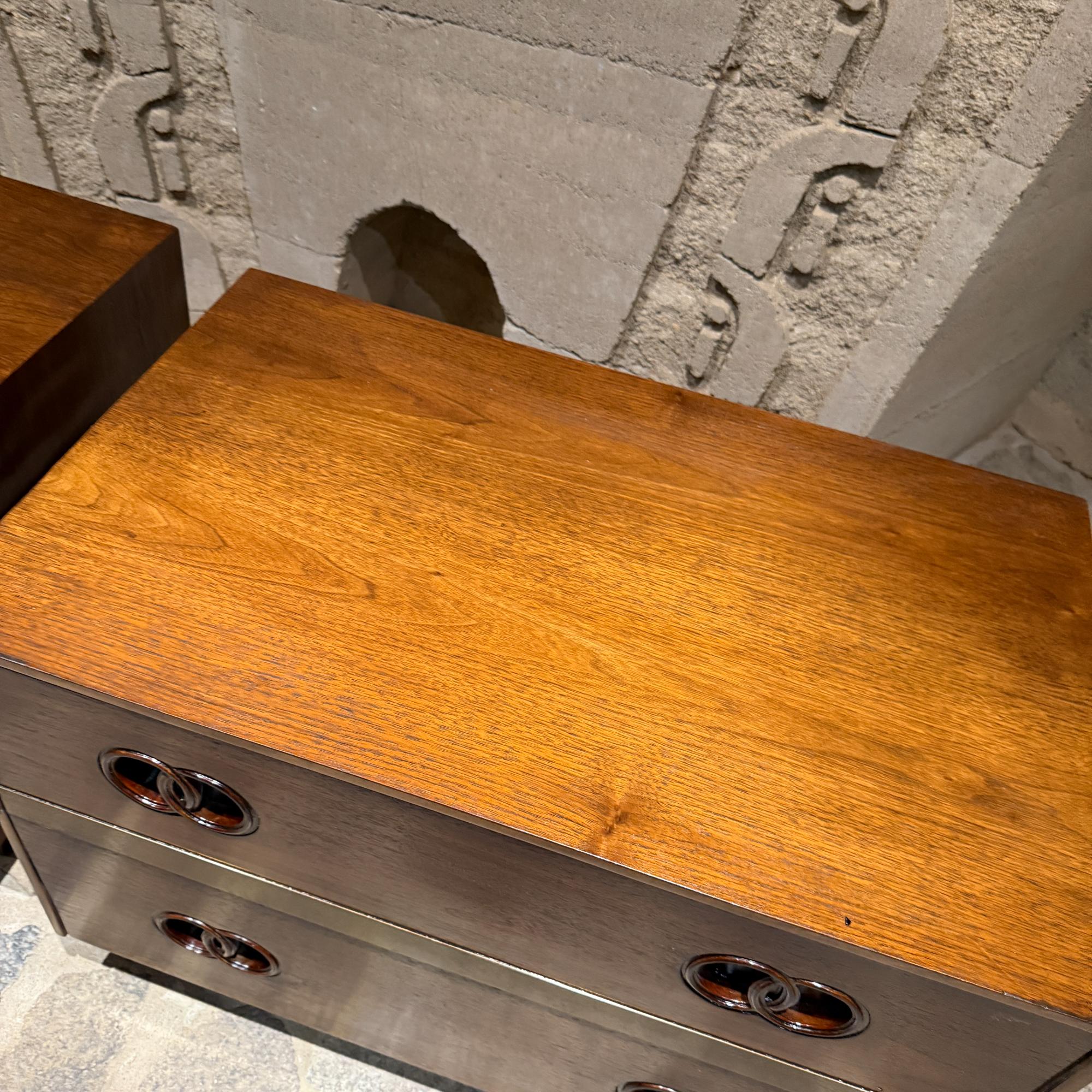 Tables de nuit Heritage Michael Taylor Attr. Noyer moderne du milieu du siècle en vente 10