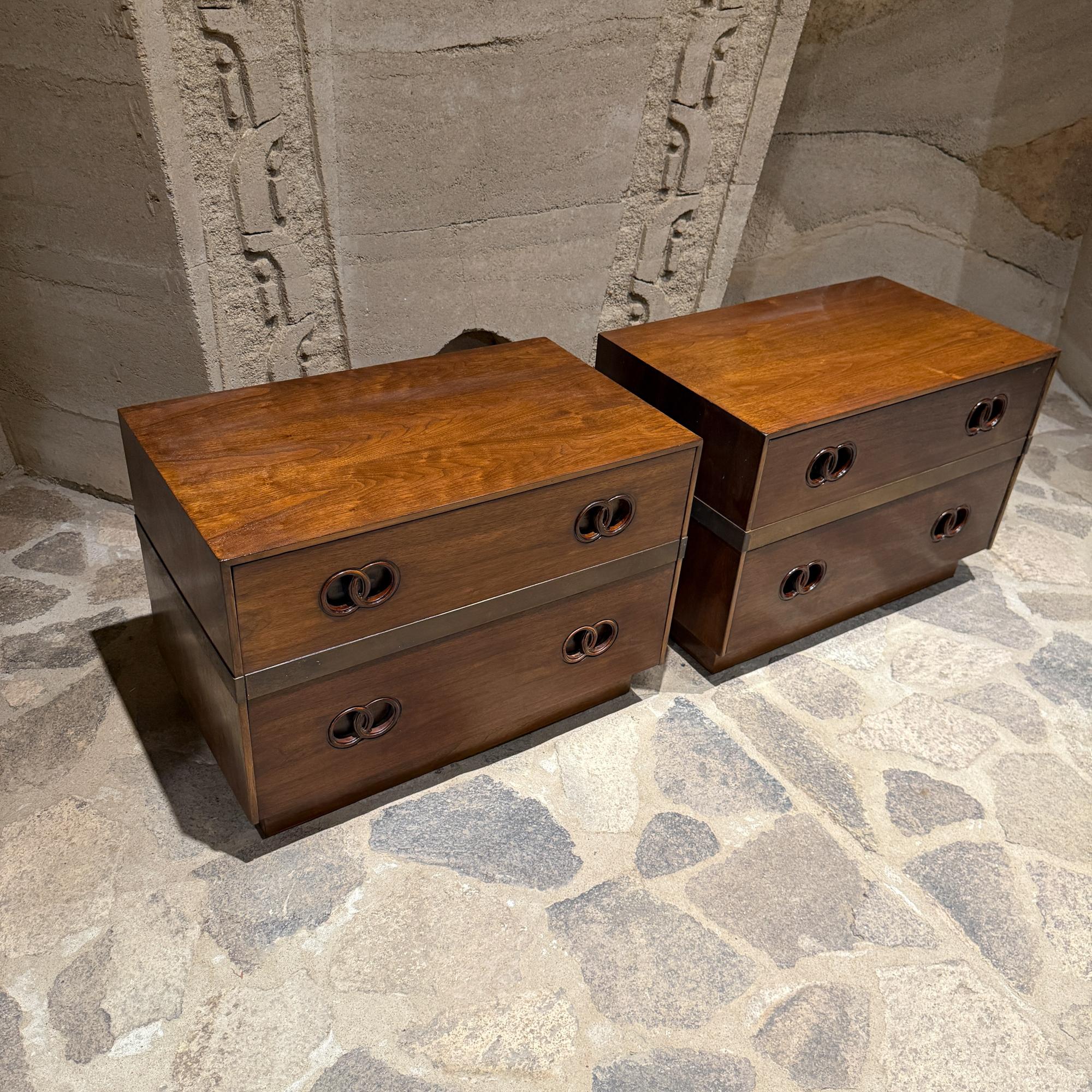 Américain Tables de nuit Heritage Michael Taylor Attr. Noyer moderne du milieu du siècle en vente