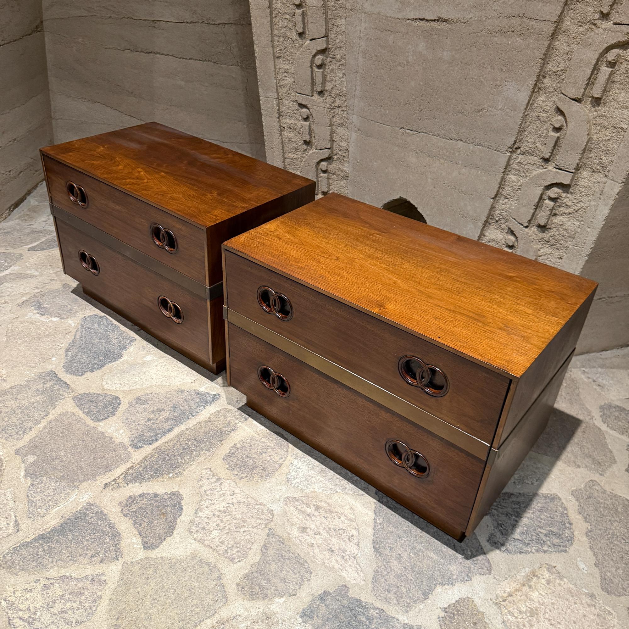 Tables de nuit Heritage Michael Taylor Attr. Noyer moderne du milieu du siècle Bon état - En vente à Chula Vista, CA