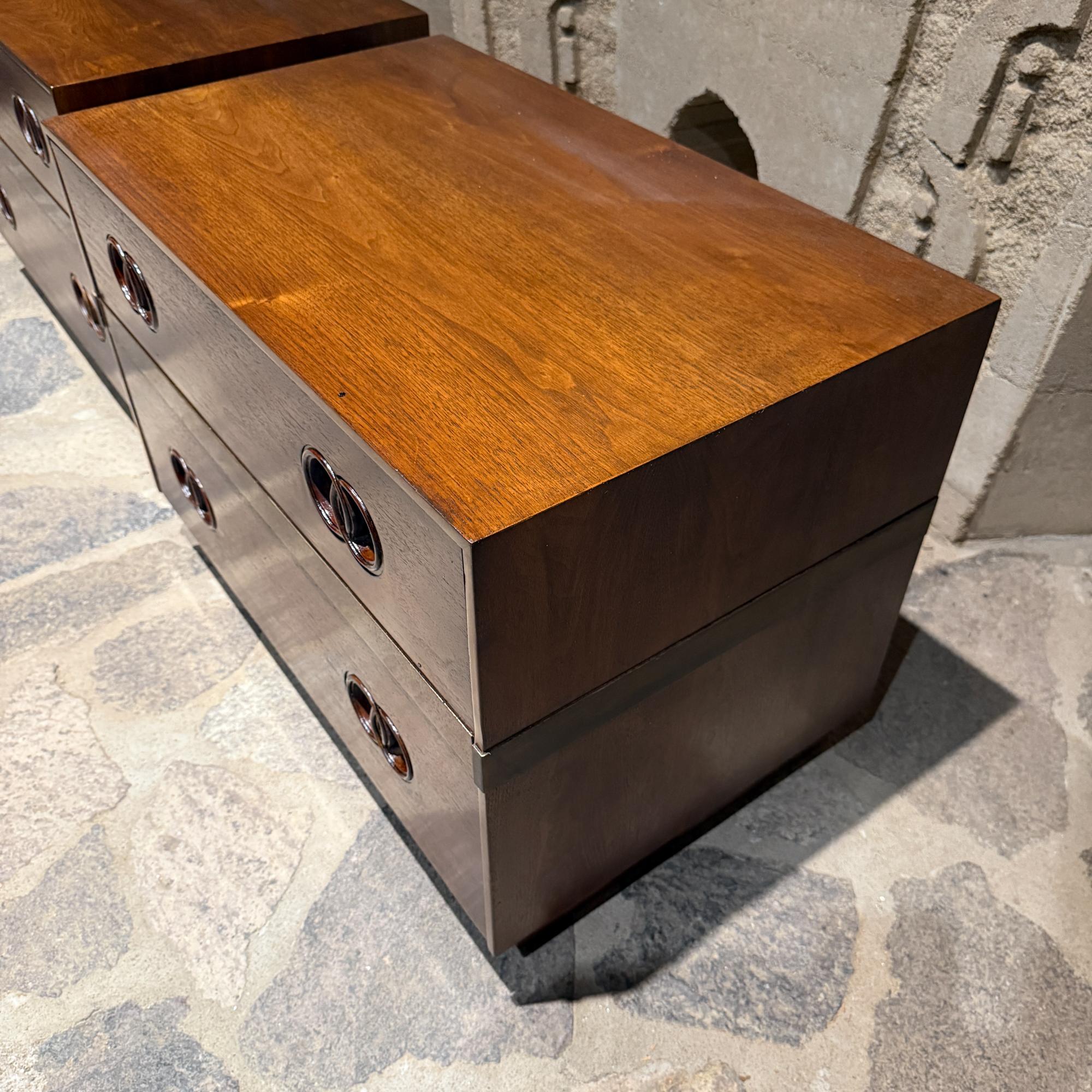 Fin du 20e siècle Tables de nuit Heritage Michael Taylor Attr. Noyer moderne du milieu du siècle en vente