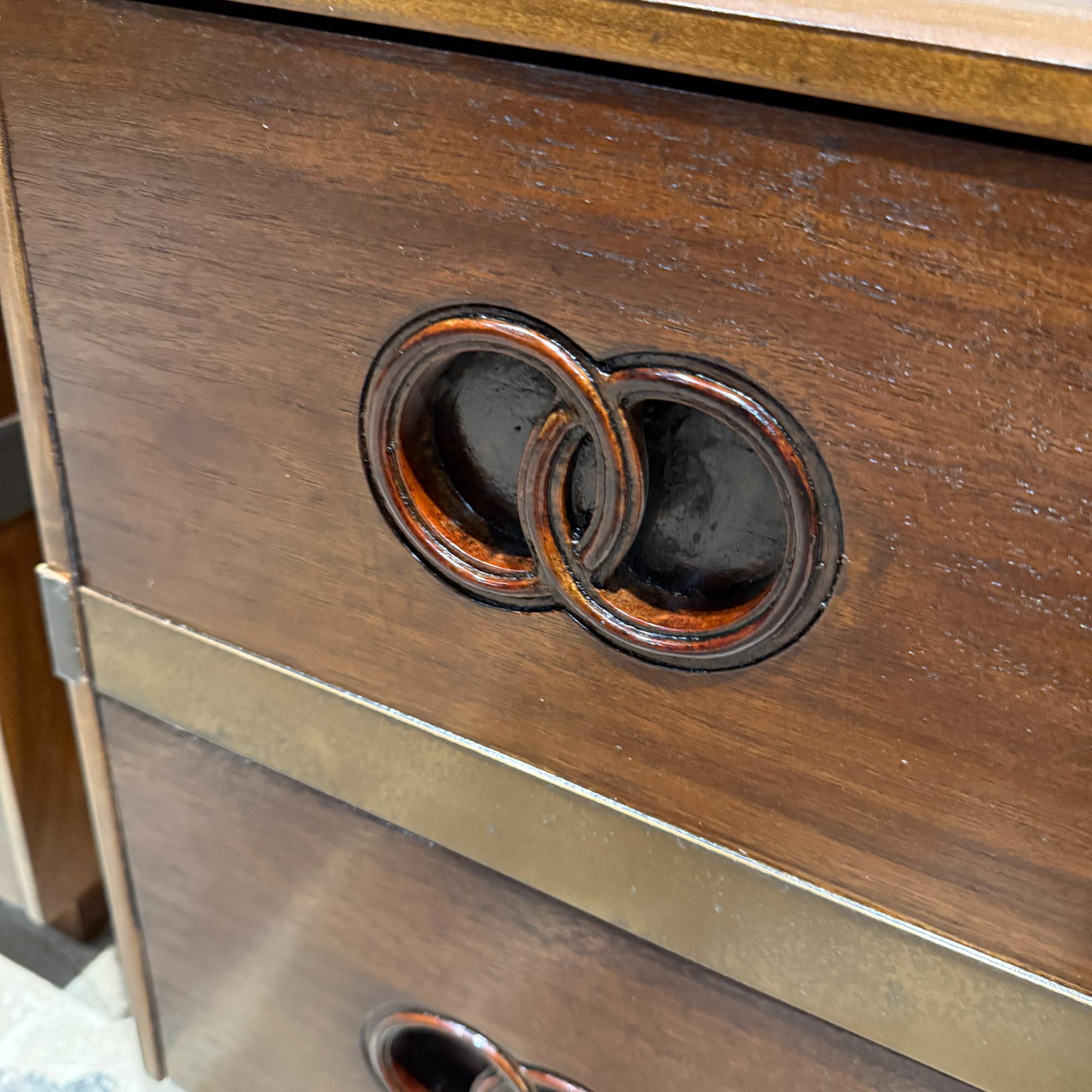 Tables de nuit Heritage Michael Taylor Attr. Noyer moderne du milieu du siècle en vente 1