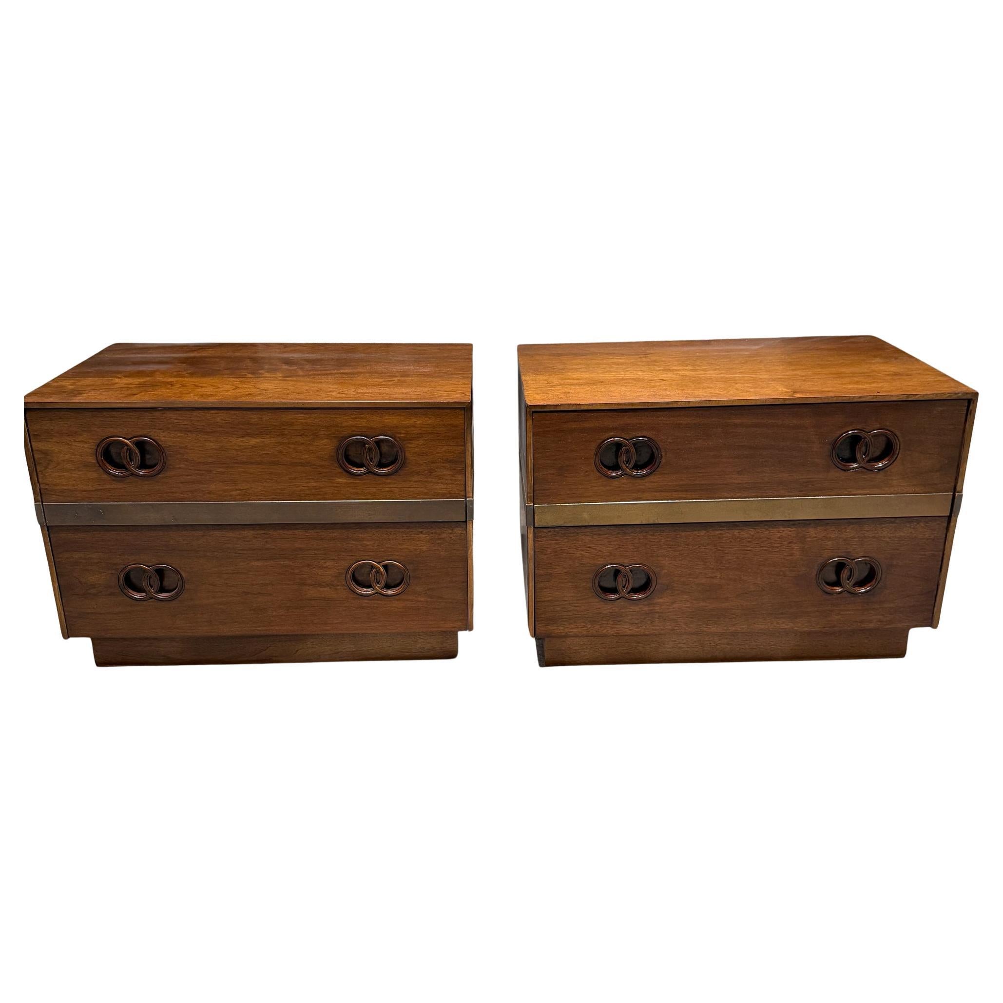 Tables de nuit Heritage Michael Taylor Attr. Noyer moderne du milieu du siècle en vente