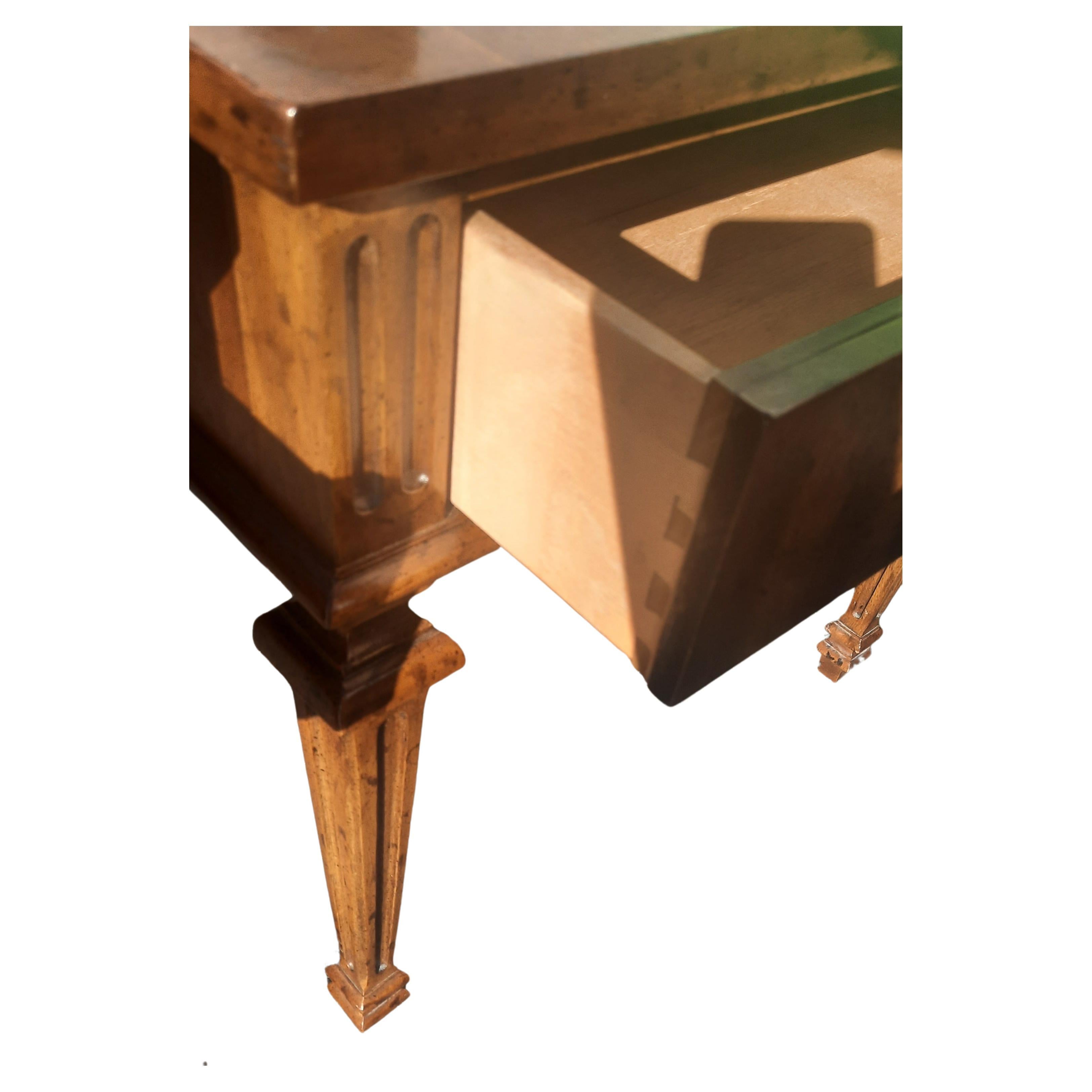 Paire de tables d'appoint Heritage à un tiroir en ronce de noyer, vers les années 1960 Bon état - En vente à Germantown, MD