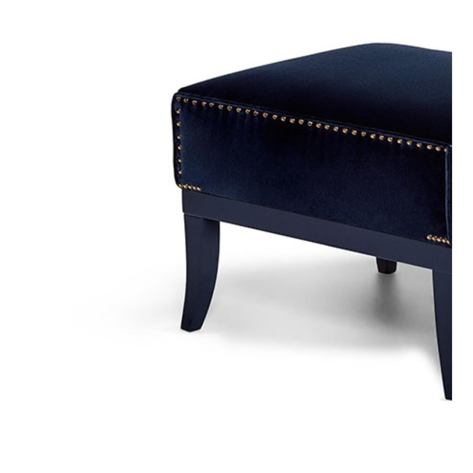 Ottoman Heritage de Munna
Dimensions : D 52 x L 65 x H 46 cm. SH : 46 cm.
MATERIAL : Bois, mousse et rembourrage.
Finition : Velours de coton, ref. Bleu nuit, CV17, pieds laqués avec vernis brillant, et clous de tapisserie en nickel