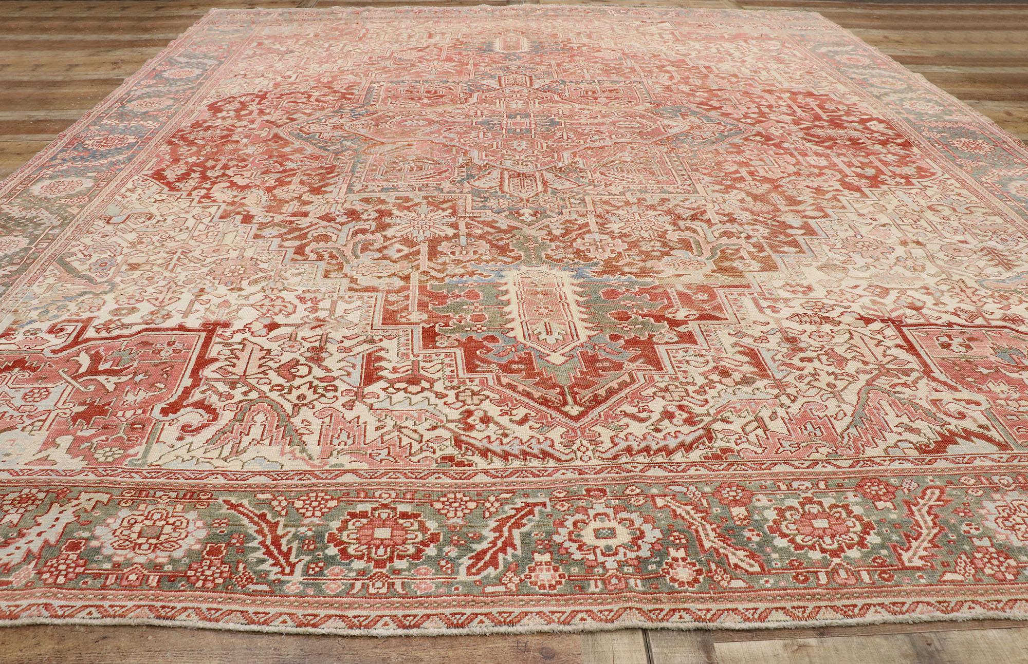 Tapis persan Heriz ancien vieilli de style bohème rustique Abîmé - En vente à Dallas, TX