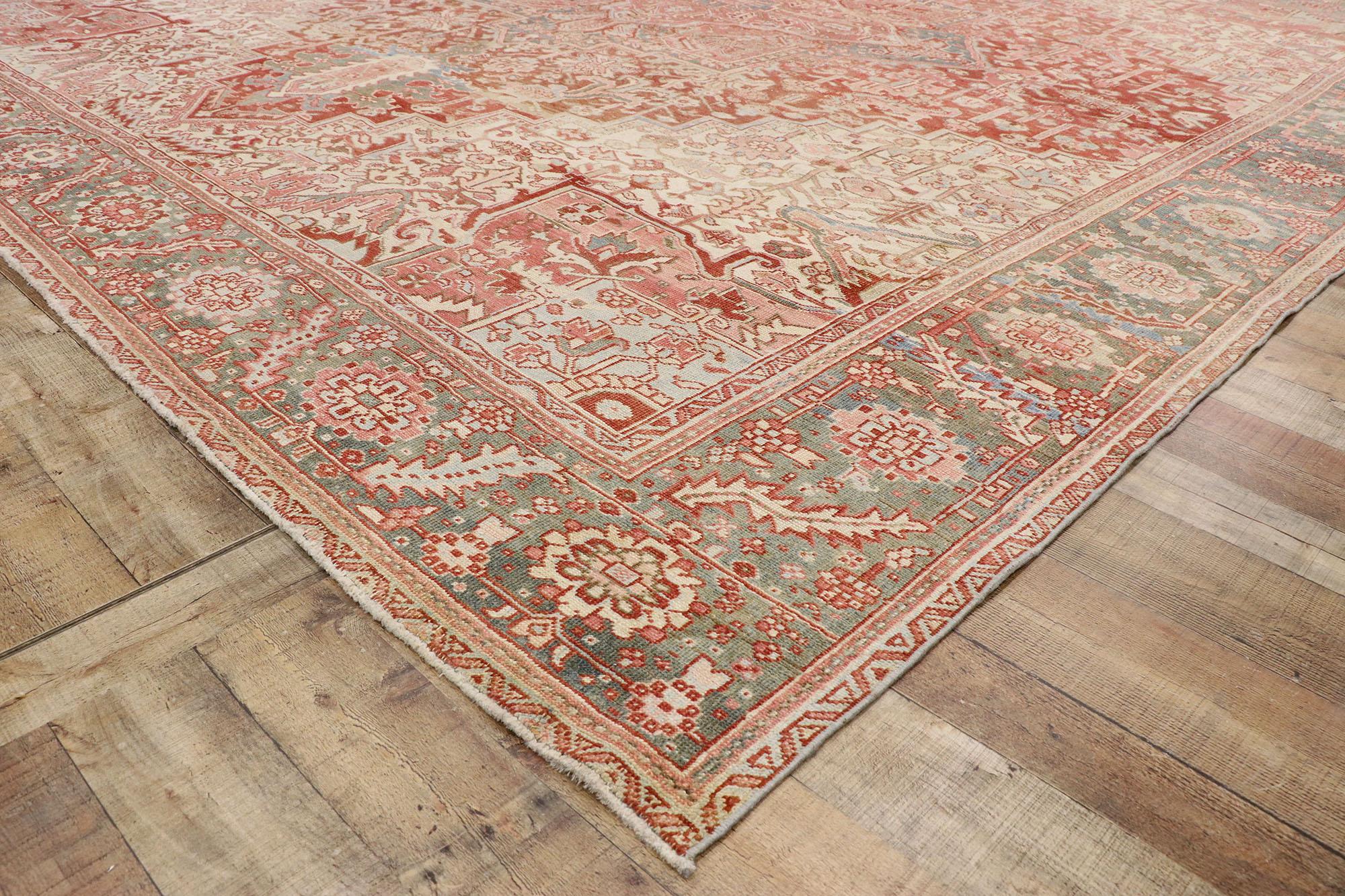 20ième siècle Tapis persan Heriz ancien vieilli de style bohème rustique en vente